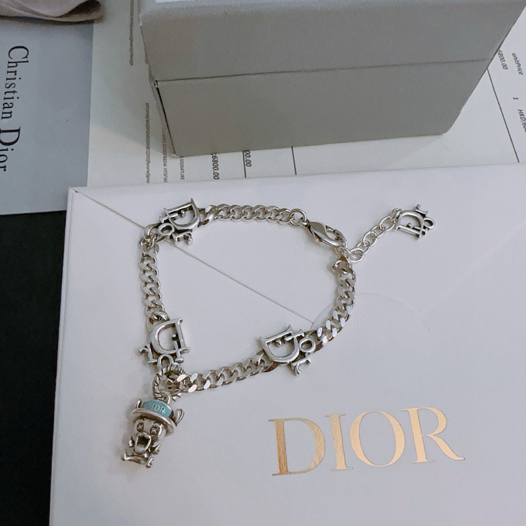         DIOR新款🔥高品质迪奥手链原单货专柜新款开模复古潮流时尚必备 男女均可佩戴 情侣款同款