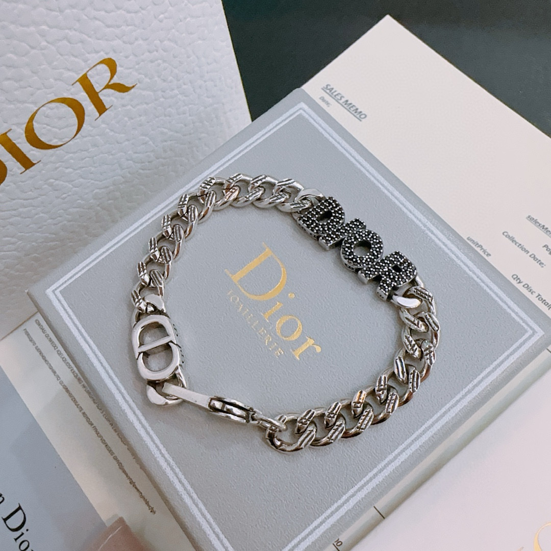         DIOR新款🔥高品质迪奥手链原单货专柜新款开模复古潮流时尚必备 男女均可佩戴 情侣款同款