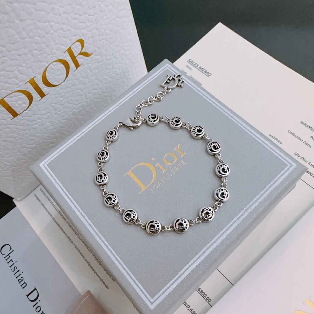         DIOR新款🔥高品质迪奥手链原单货专柜新款开模复古潮流时尚必备 男女均可佩戴 情侣款同款