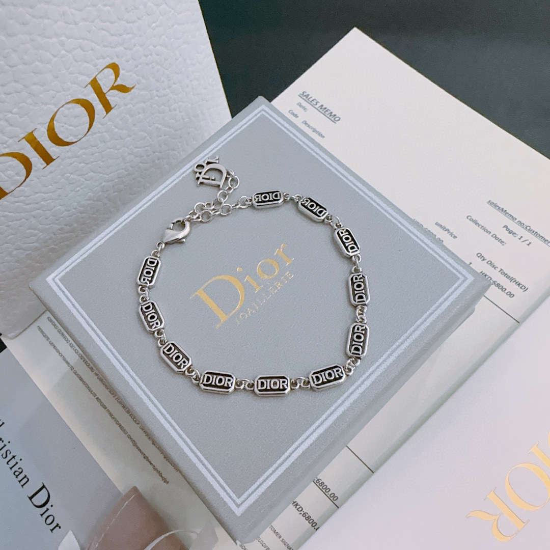         DIOR新款🔥高品质迪奥手链原单货专柜新款开模复古潮流时尚必备 男女均可佩戴 情侣款同款