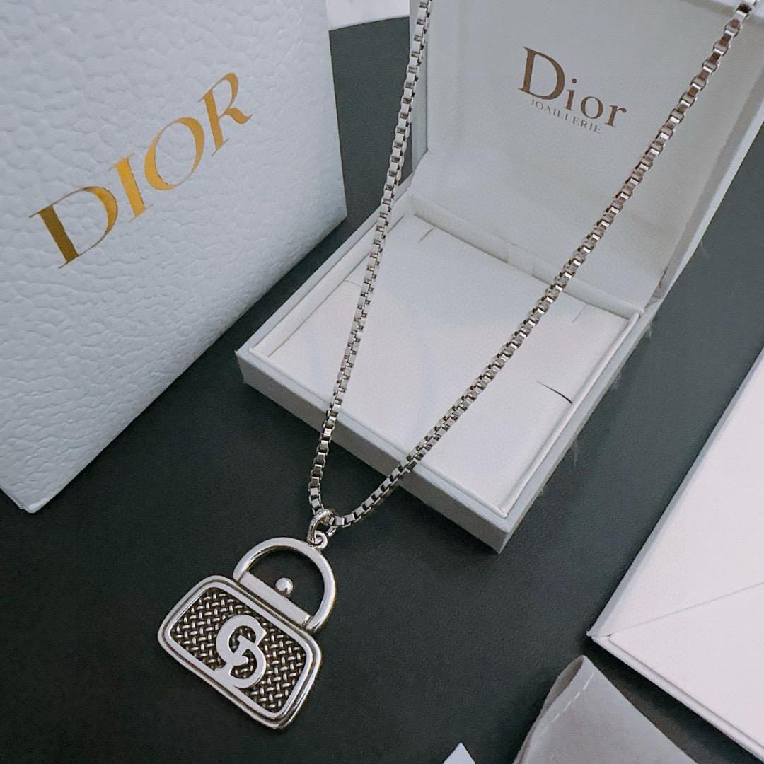    DIOR🔥新款 迪奥项链🇷🇼原单货🇷🇼专柜新款开模复古潮流时尚必备 男女均可佩戴 情侣款同款 摇滚
