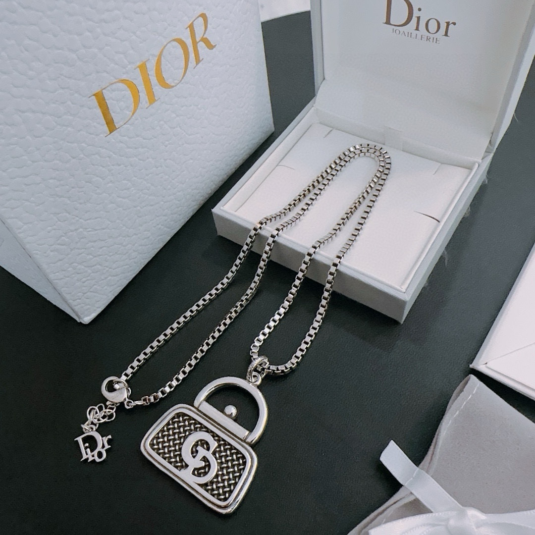    DIOR🔥新款 迪奥项链🇷🇼原单货🇷🇼专柜新款开模复古潮流时尚必备 男女均可佩戴 情侣款同款 摇滚