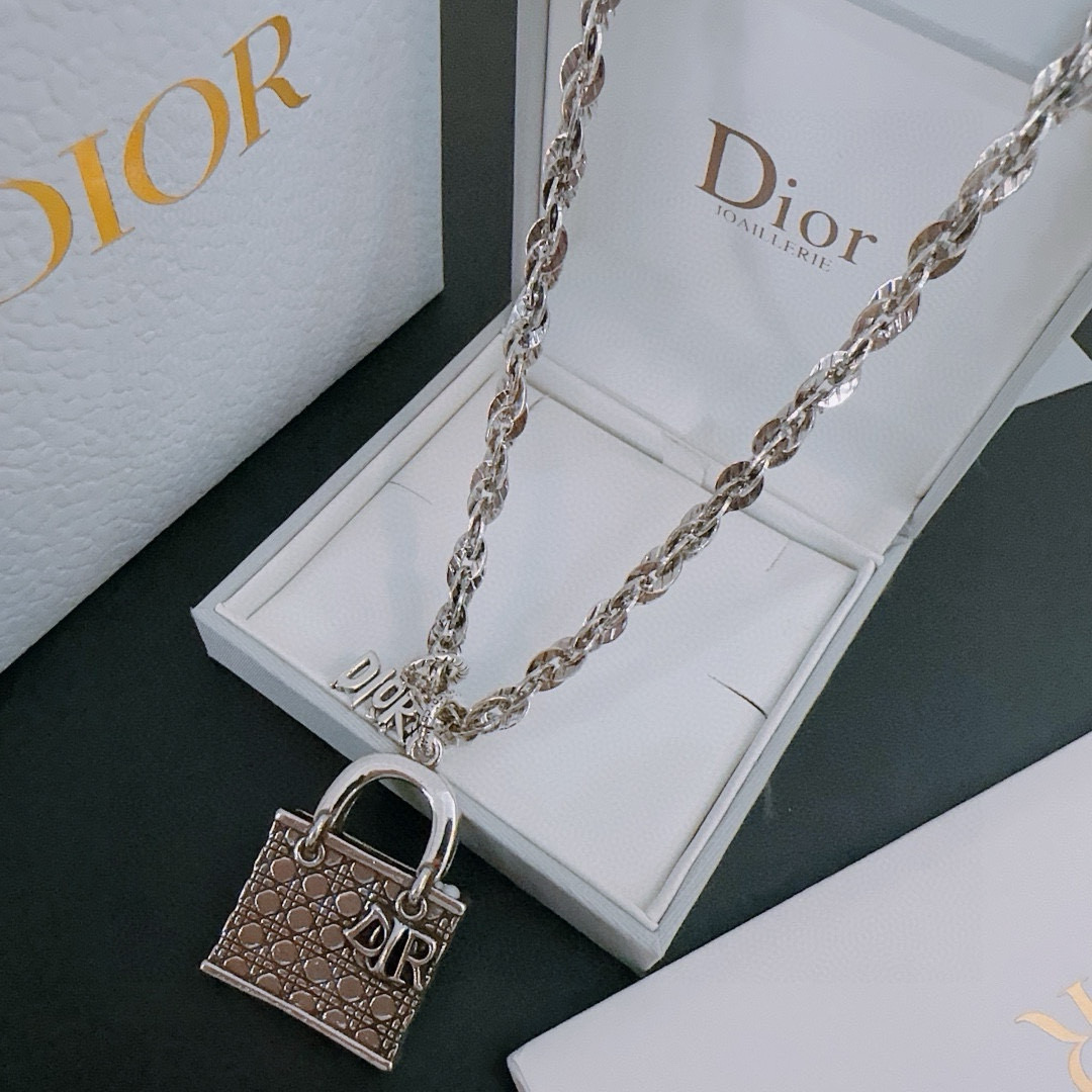    DIOR🔥新款 迪奥项链🇷🇼原单货🇷🇼专柜新款开模复古潮流时尚必备 男女均可佩戴 情侣款同款 摇滚