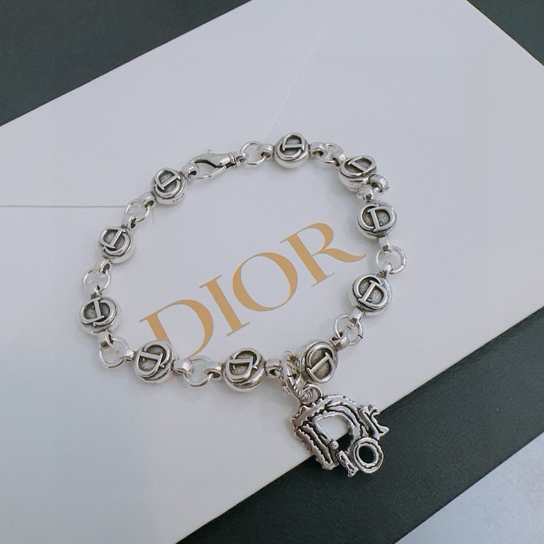         DIOR新款🔥高品质迪奥手链原单货专柜新款开模复古潮流时尚必备 男女均可佩戴 情侣款同款