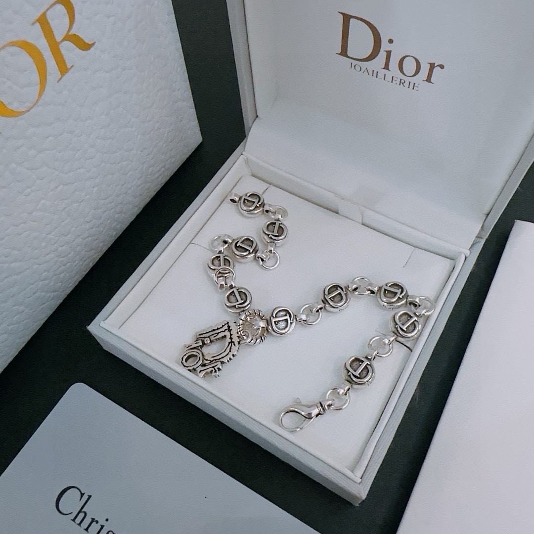         DIOR新款🔥高品质迪奥手链原单货专柜新款开模复古潮流时尚必备 男女均可佩戴 情侣款同款