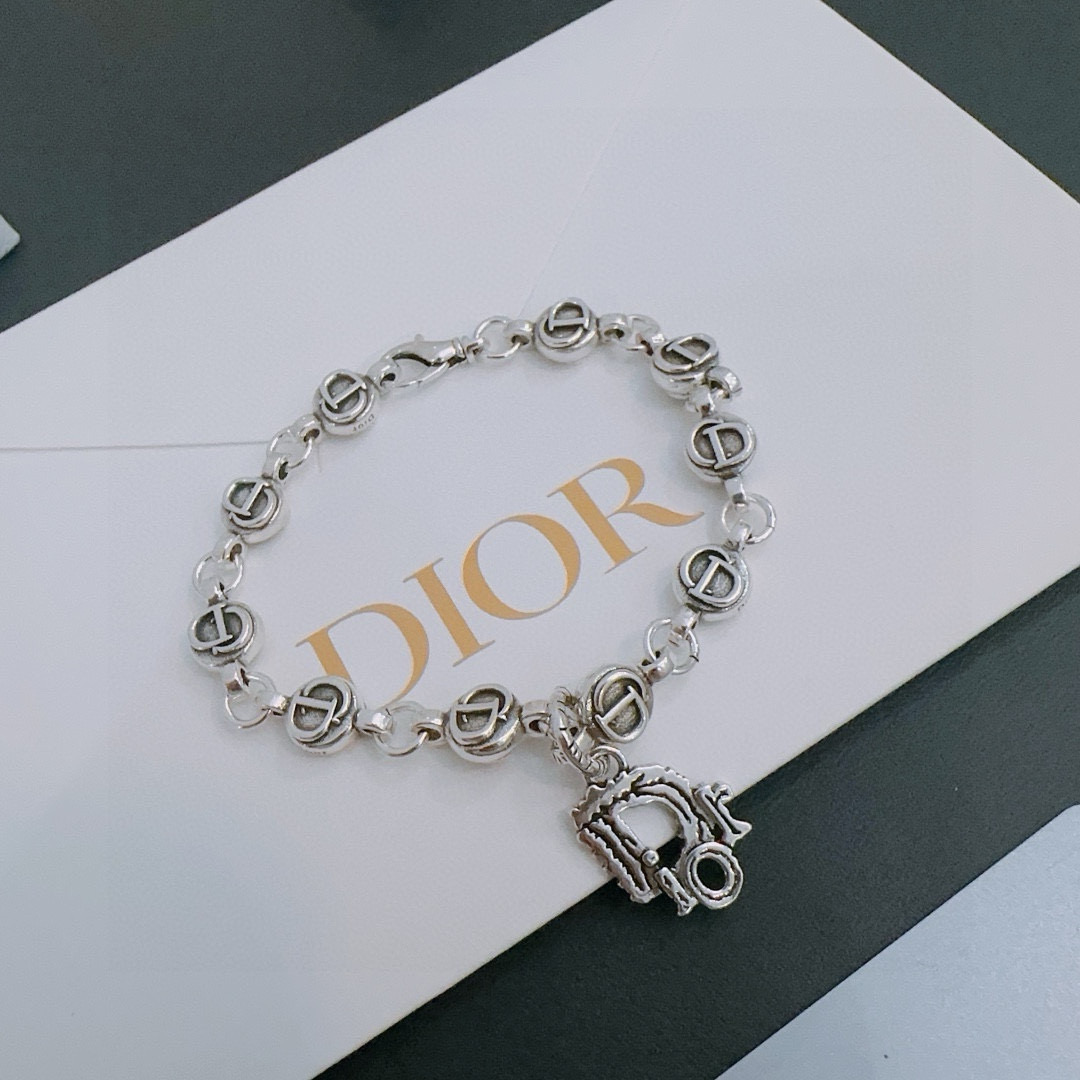         DIOR新款🔥高品质迪奥手链原单货专柜新款开模复古潮流时尚必备 男女均可佩戴 情侣款同款