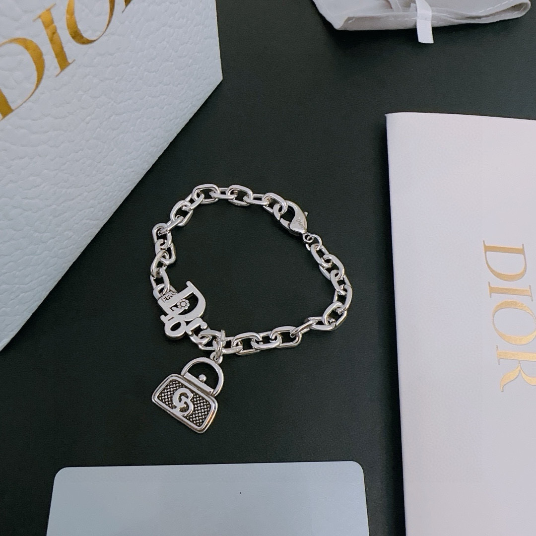         DIOR新款🔥高品质迪奥手链原单货专柜新款开模复古潮流时尚必备 男女均可佩戴 情侣款同款