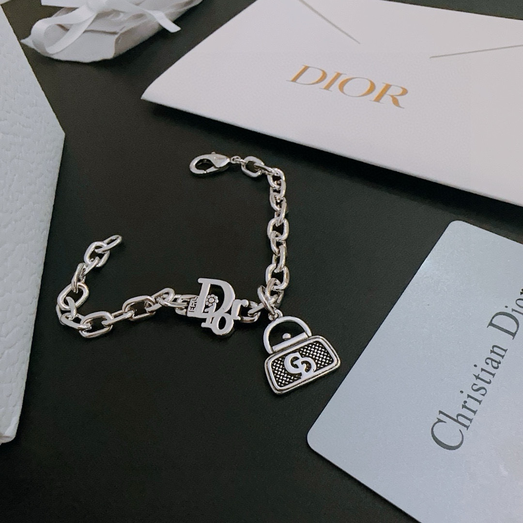         DIOR新款🔥高品质迪奥手链原单货专柜新款开模复古潮流时尚必备 男女均可佩戴 情侣款同款