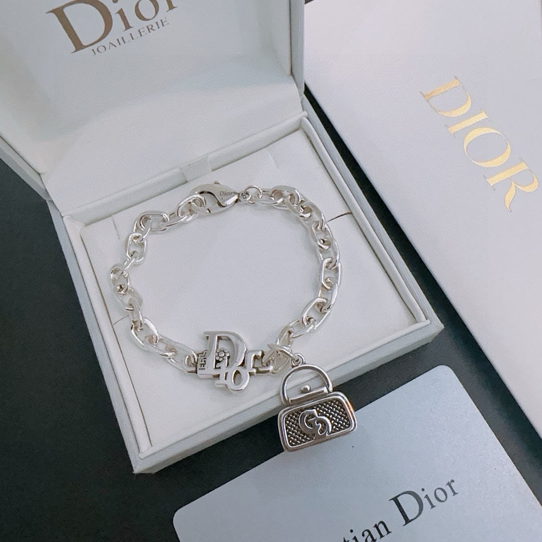         DIOR新款🔥高品质迪奥手链原单货专柜新款开模复古潮流时尚必备 男女均可佩戴 情侣款同款