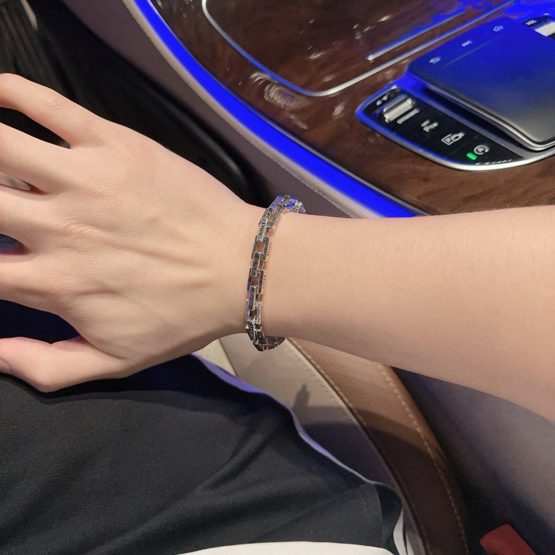         DIOR新款🔥高品质迪奥手链原单货专柜新款开模复古潮流时尚必备 男女均可佩戴 情侣款同款
