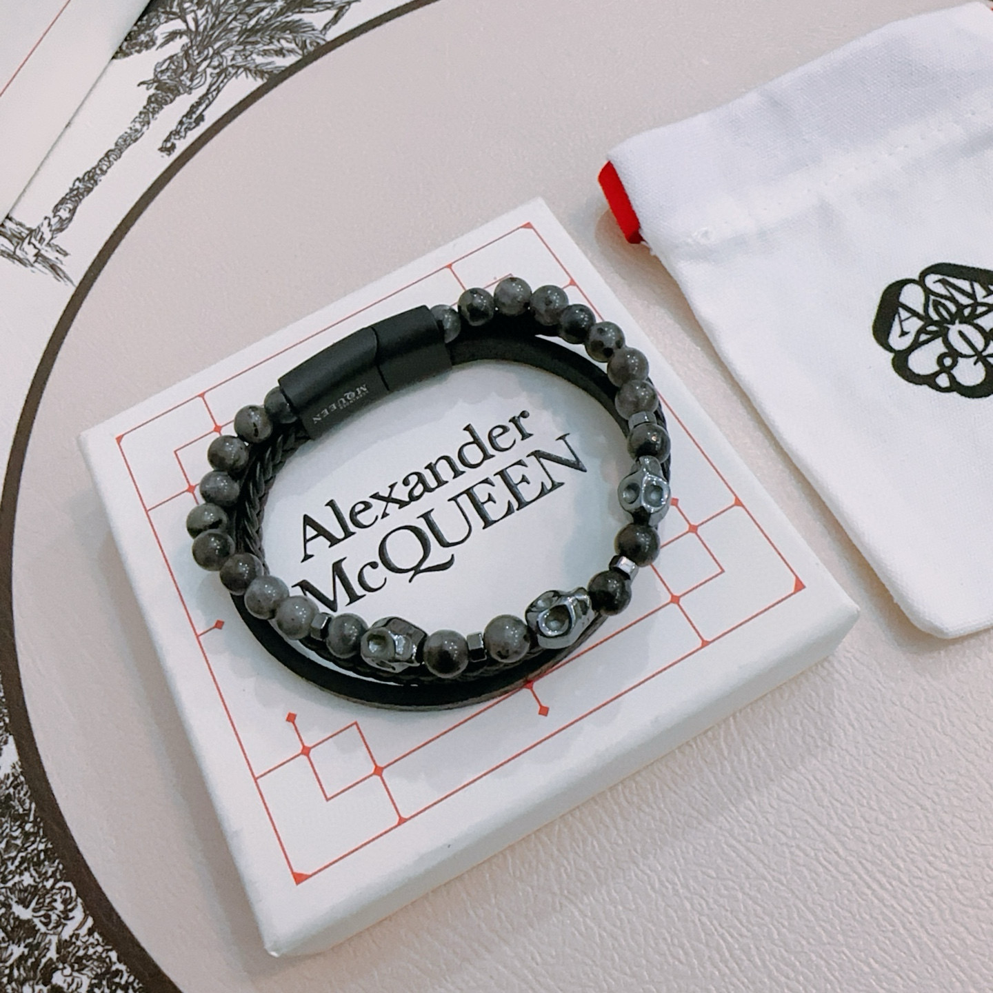 New Alexander McQueen Cow Skin Chain: Rebel Quart Punks’ Unique Front Guard - 图片 9