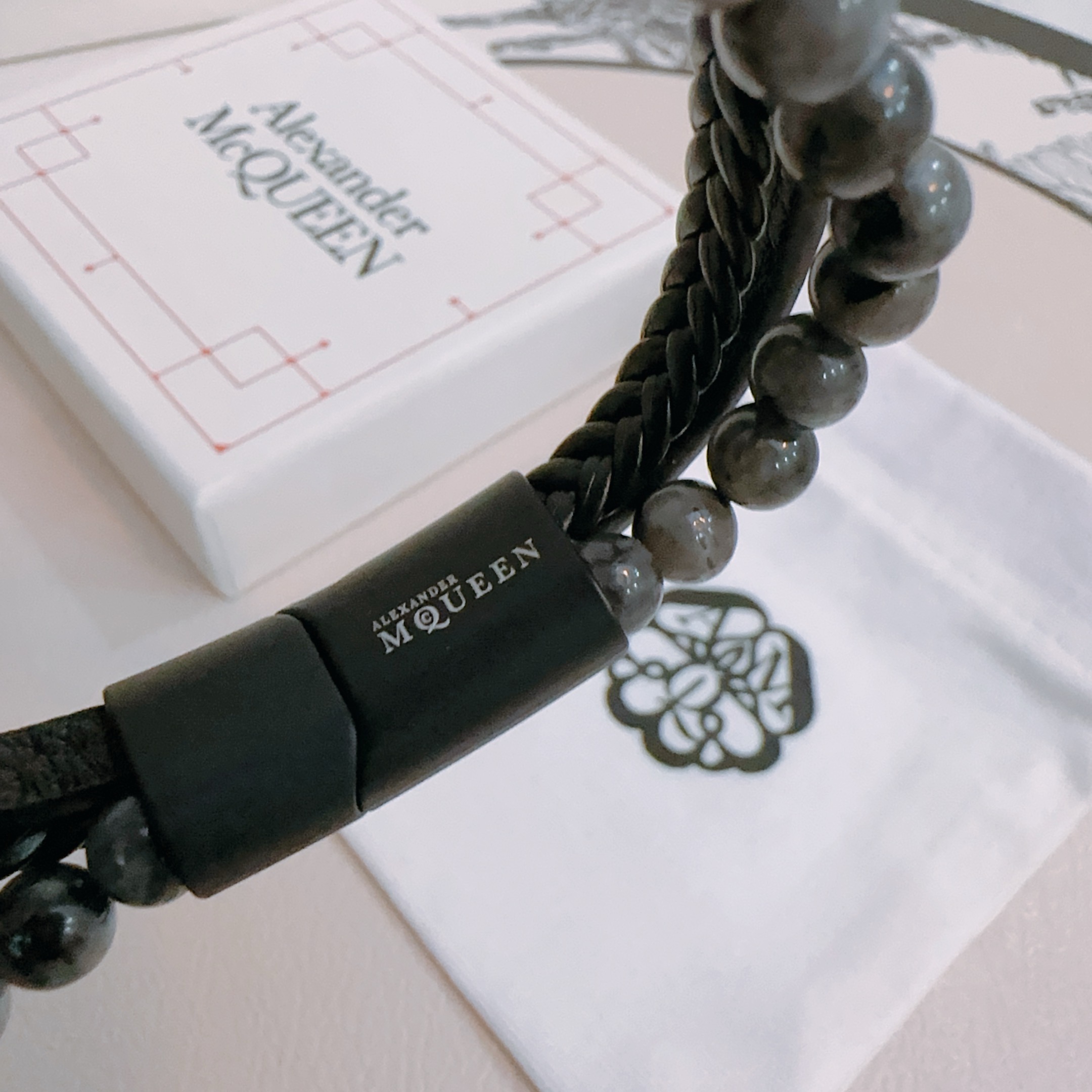 New Alexander McQueen Cow Skin Chain: Rebel Quart Punks’ Unique Front Guard - 图片 8