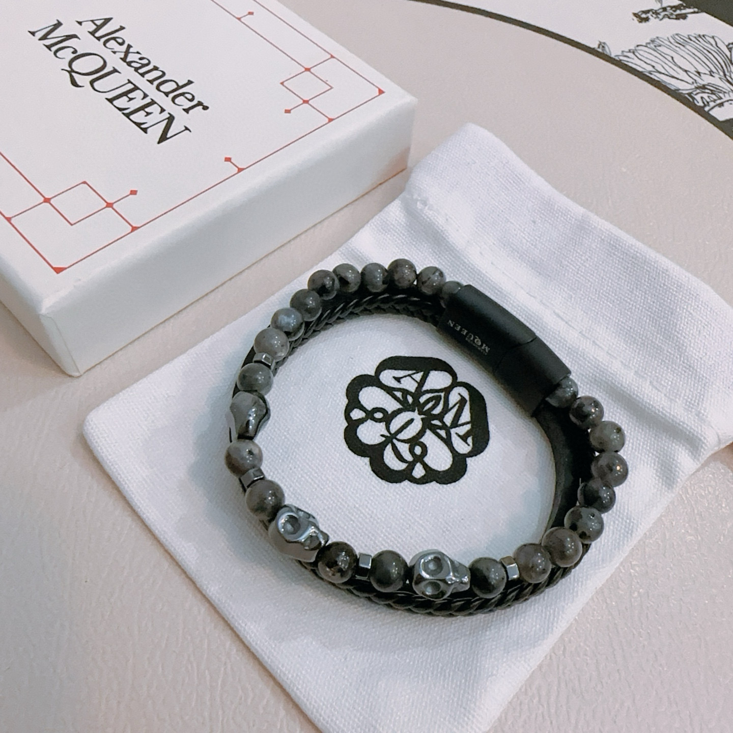 New Alexander McQueen Cow Skin Chain: Rebel Quart Punks’ Unique Front Guard - 图片 2