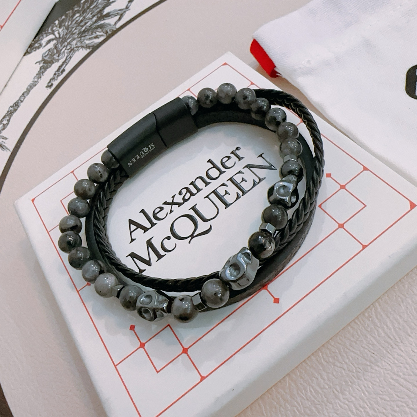 New Alexander McQueen Cow Skin Chain: Rebel Quart Punks’ Unique Front Guard - 图片 6