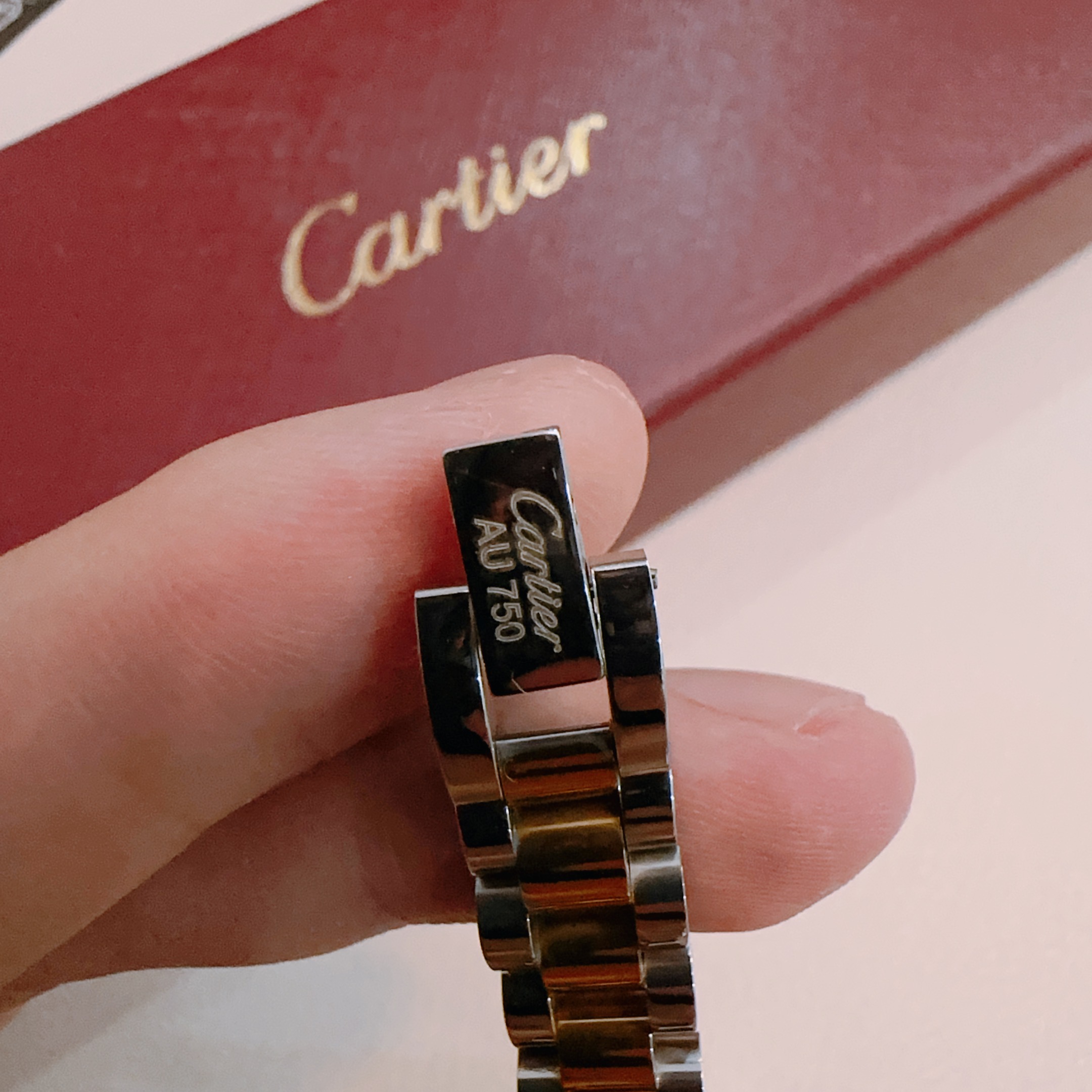  卡地亚手链V金材质系列 品相完美，细节无敌，那种独特的色泽完全无可挑剔，再缀以经典指环外形设计，简约