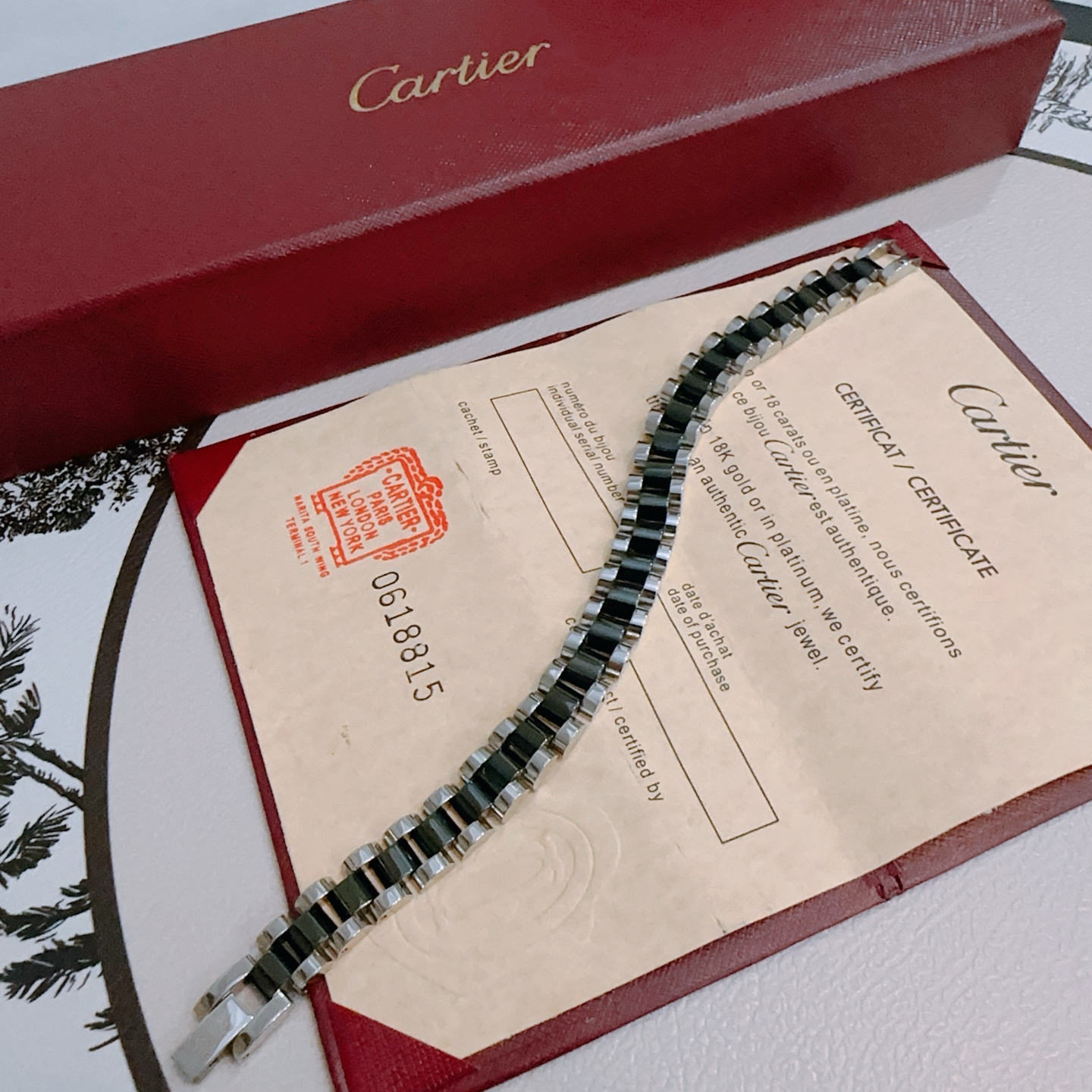   卡地亚手链V金材质系列 品相完美，细节无敌，那种独特的色泽完全无可挑剔，再缀以经典指环外形设计，简约