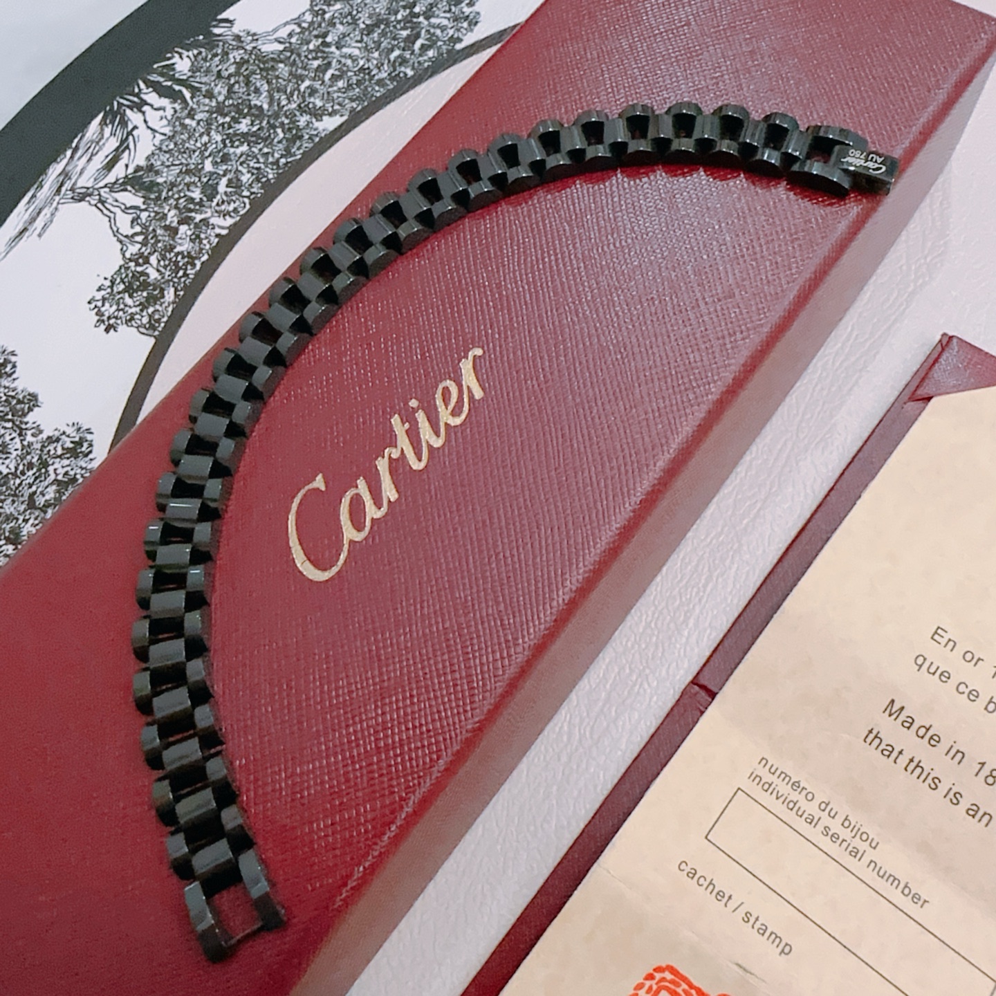   卡地亚手链V金材质系列 品相完美，细节无敌，那种独特的色泽完全无可挑剔，再缀以经典指环外形设计，简约