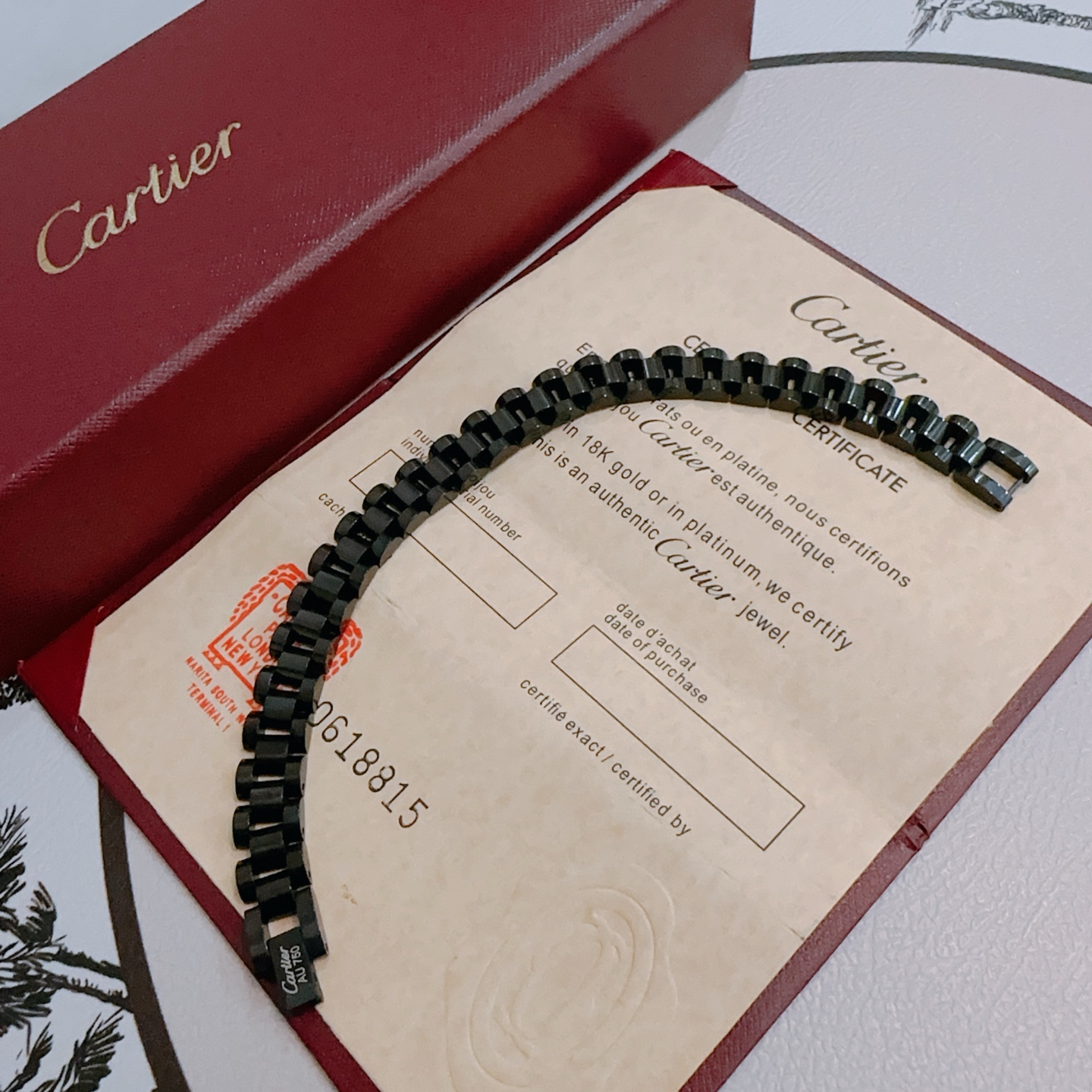   卡地亚手链V金材质系列 品相完美，细节无敌，那种独特的色泽完全无可挑剔，再缀以经典指环外形设计，简约
