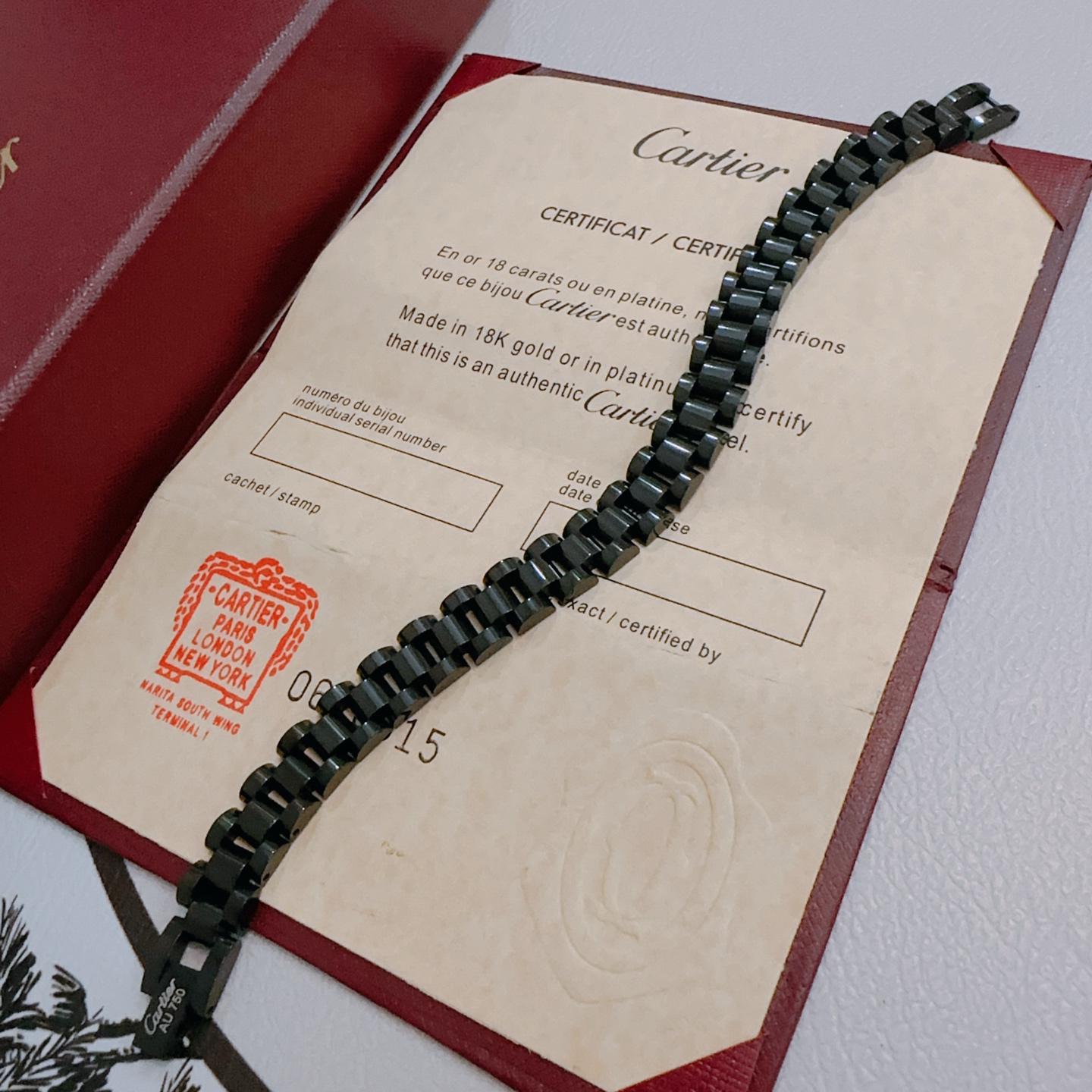   卡地亚手链V金材质系列 品相完美，细节无敌，那种独特的色泽完全无可挑剔，再缀以经典指环外形设计，简约