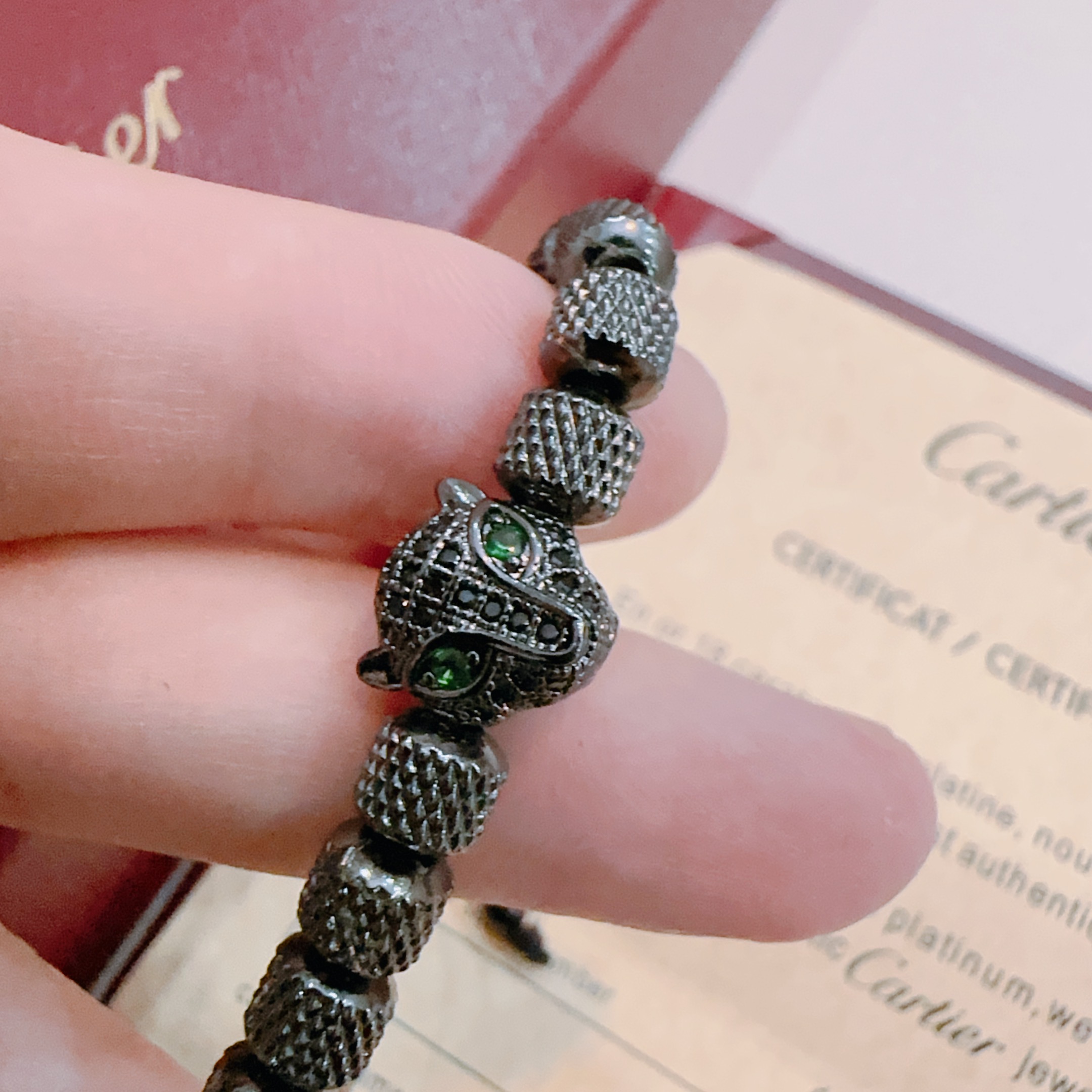   新款卡地亚豹子玛瑙手链V金材质系列 品相完美，细节无敌，那种独特的色泽完全无可挑剔，再缀以经典指环外