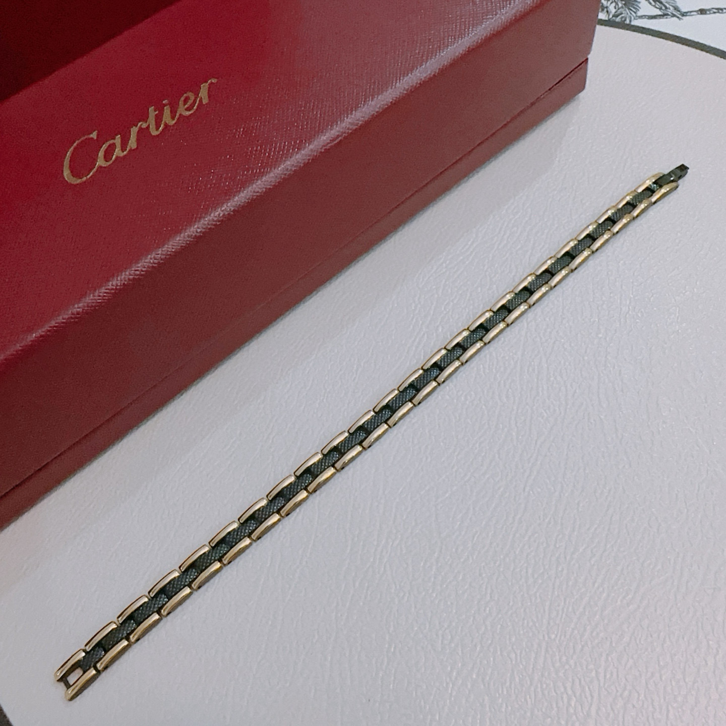   卡地亚手链V金材质系列 品相完美，细节无敌，那种独特的色泽完全无可挑剔，再缀以经典指环外形设计，简约