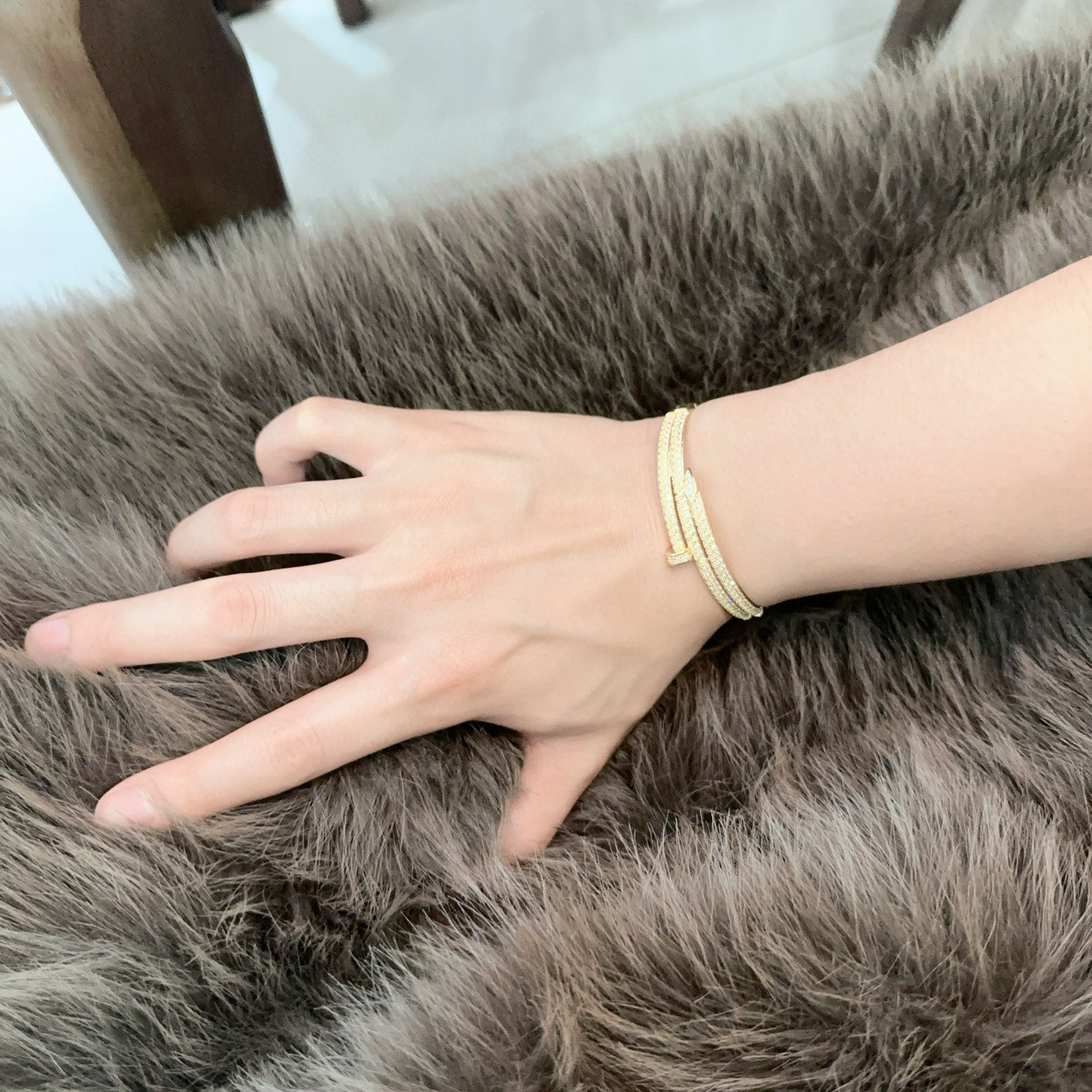   卡地亚手链手镯V金材质系列 品相完美，细节无敌，那种独特的色泽完全无可挑剔，再缀以经典指环外形设计，