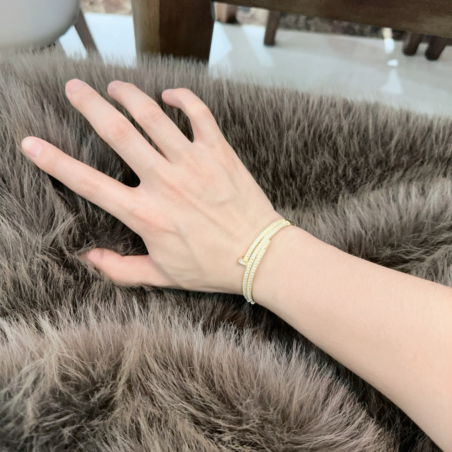   卡地亚手链手镯V金材质系列 品相完美，细节无敌，那种独特的色泽完全无可挑剔，再缀以经典指环外形设计，