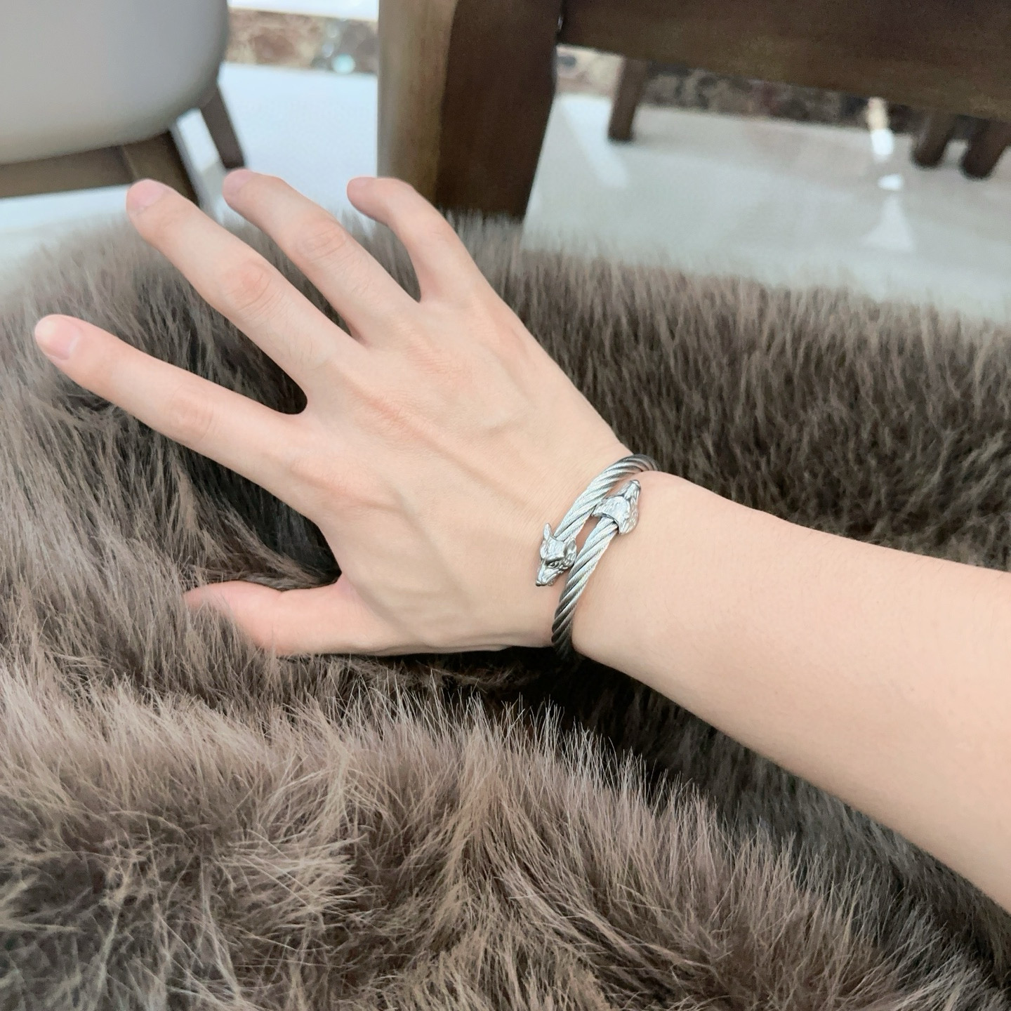   卡地亚手链手镯V金材质系列 品相完美，细节无敌，那种独特的色泽完全无可挑剔，再缀以经典指环外形设计，