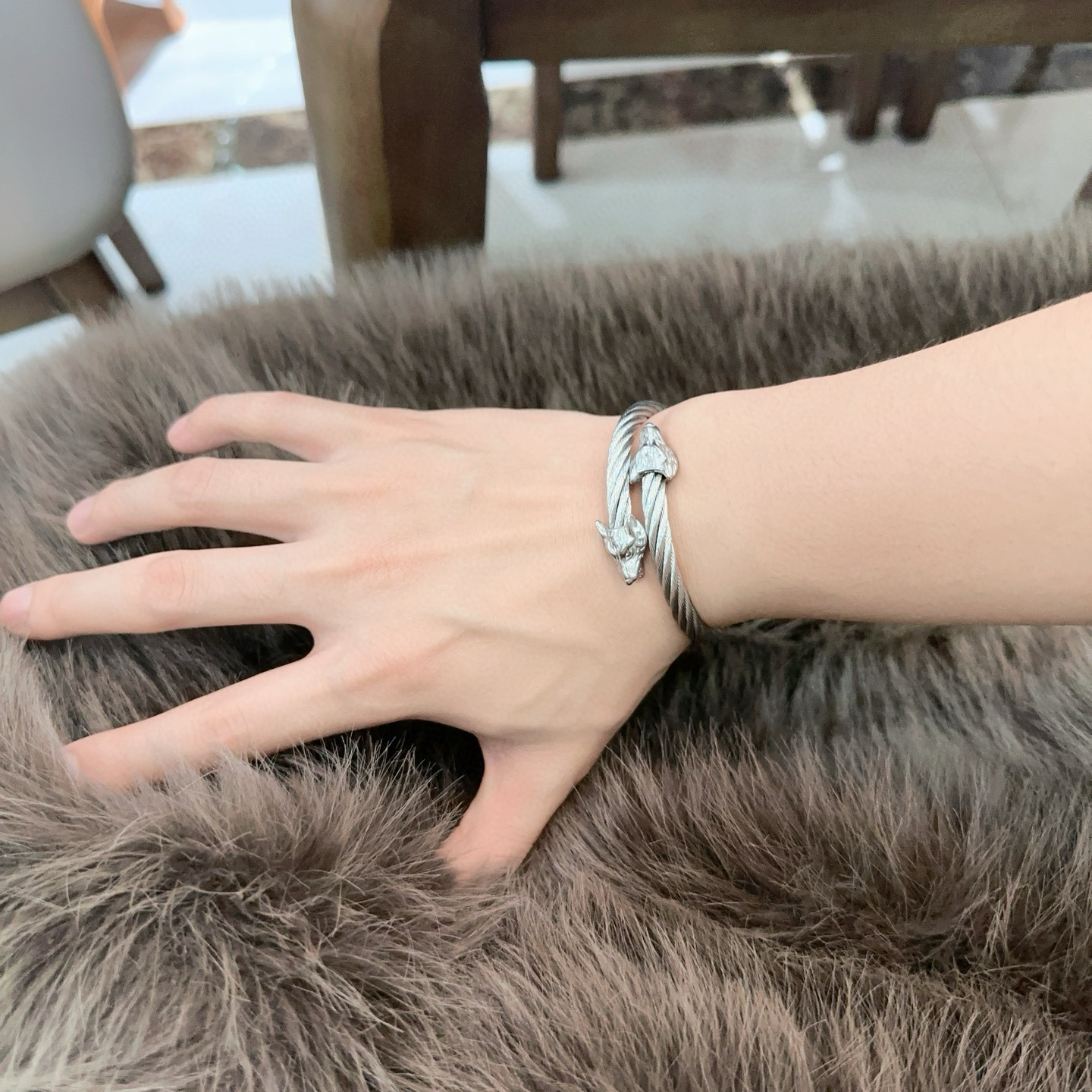   卡地亚手链手镯V金材质系列 品相完美，细节无敌，那种独特的色泽完全无可挑剔，再缀以经典指环外形设计，