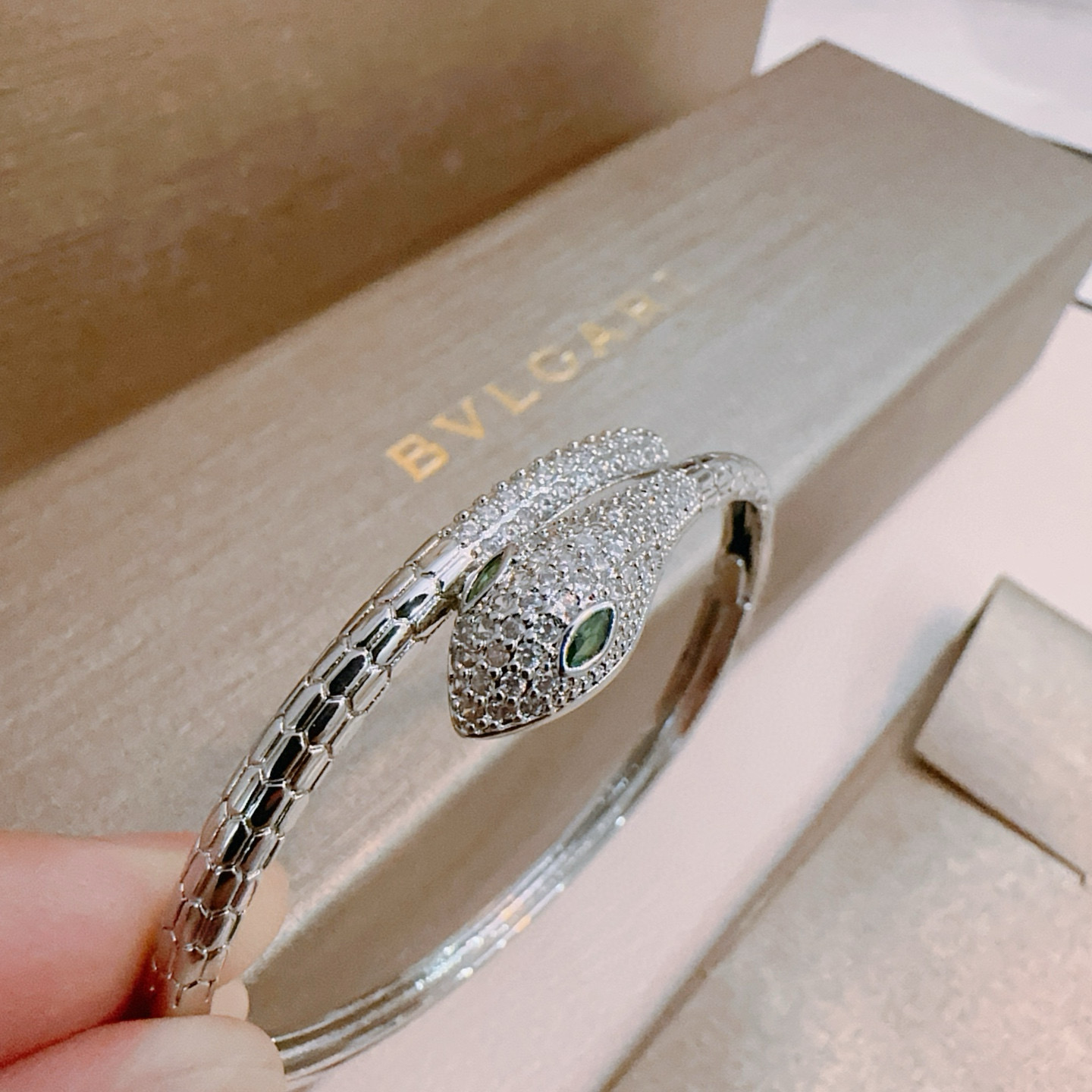   宝格丽手链手镯V金材质。BVLGARI宝格丽 DIVAS‘ DREAM 系列 品相完美，细节无敌，那