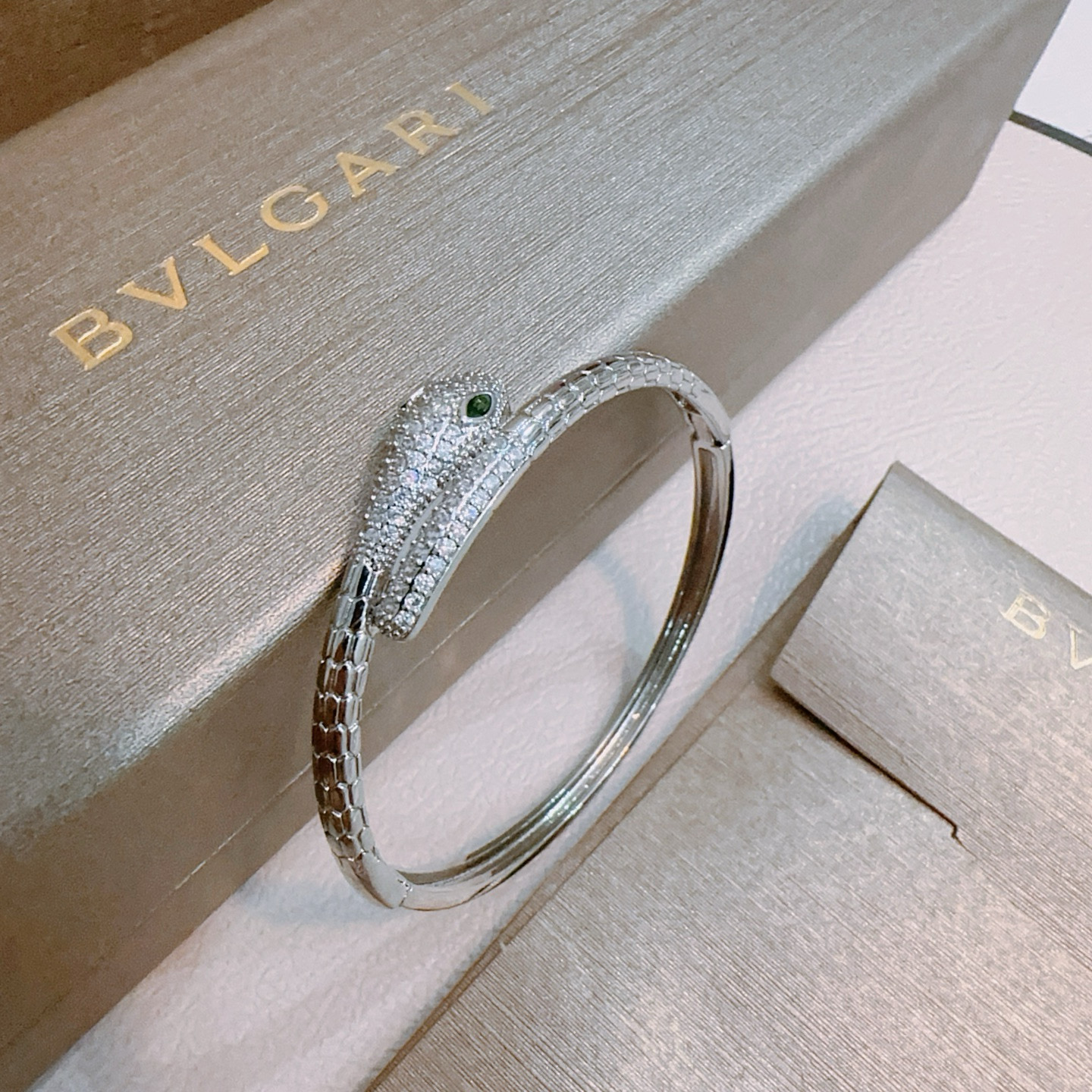   宝格丽手链手镯V金材质。BVLGARI宝格丽 DIVAS‘ DREAM 系列 品相完美，细节无敌，那