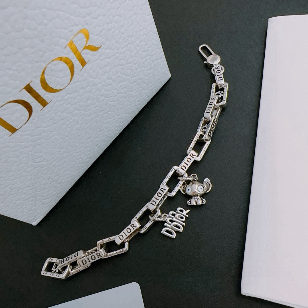         DIOR新款🔥高品质迪奥手链原单货专柜新款开模复古潮流时尚必备 男女均可佩戴 情侣款同款