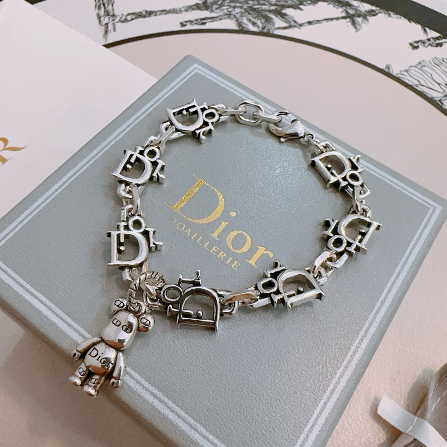         DIOR新款🔥高品质迪奥手链原单货专柜新款开模复古潮流时尚必备 男女均可佩戴 情侣款同款