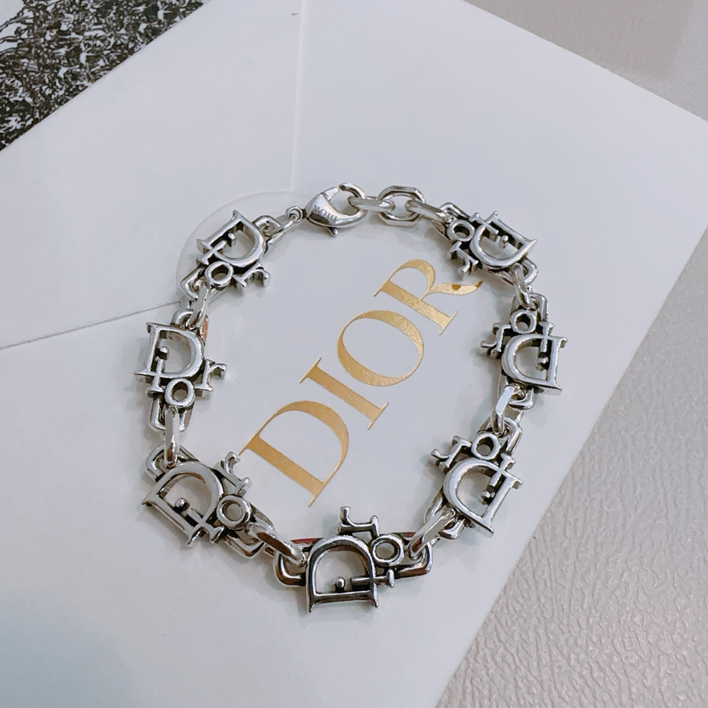         DIOR新款🔥高品质迪奥手链原单货专柜新款开模复古潮流时尚必备 男女均可佩戴 情侣款同款