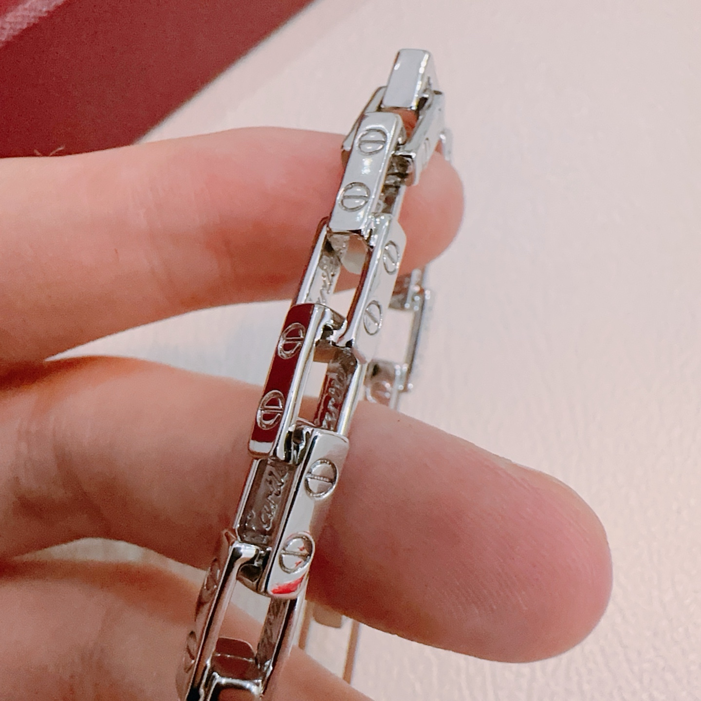    新款卡地亚手链V金材质系列 品相完美，细节无敌，那种独特的色泽完全无可挑剔，再缀以经典指环外形设计