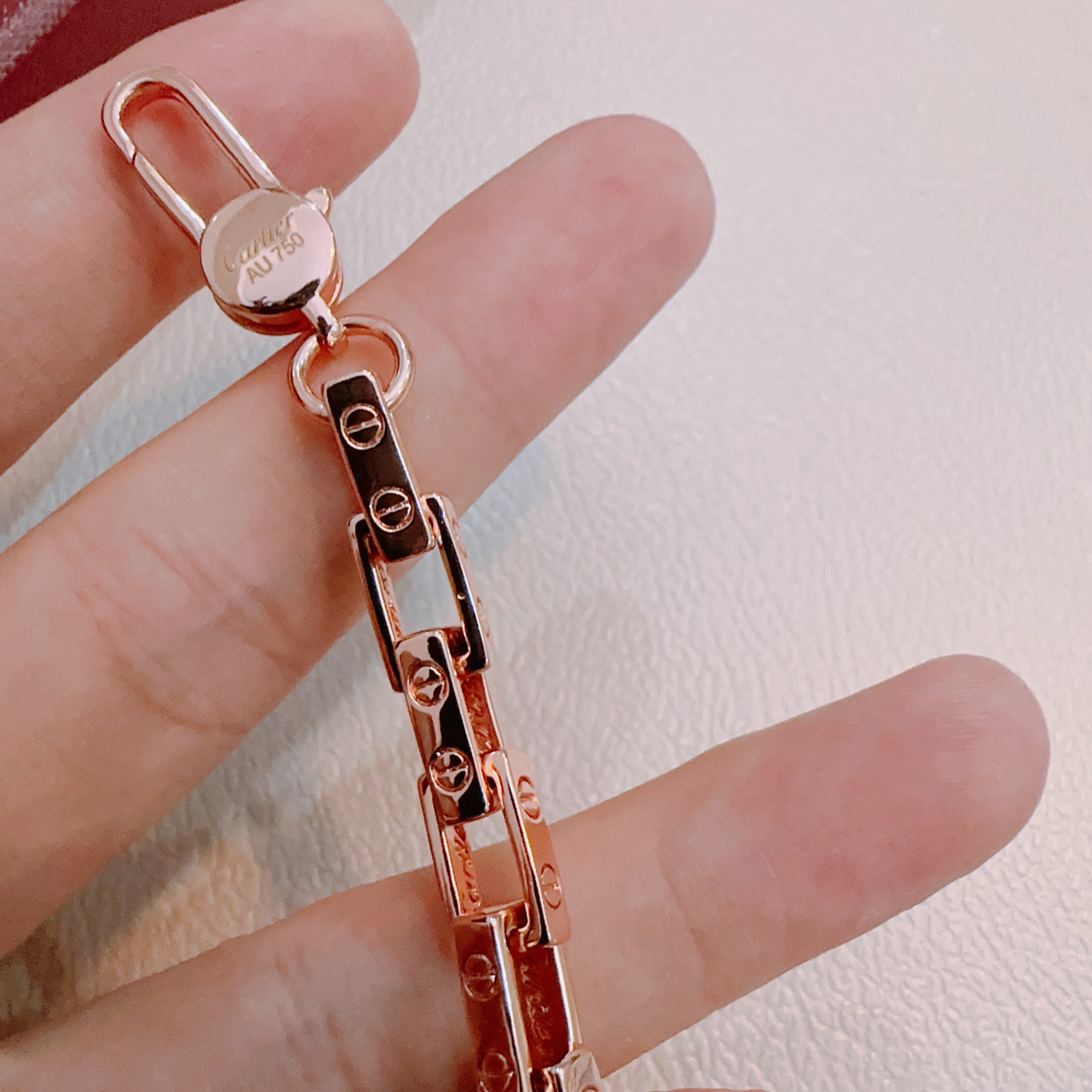    新款卡地亚手链V金材质系列 品相完美，细节无敌，那种独特的色泽完全无可挑剔，再缀以经典指环外形设计