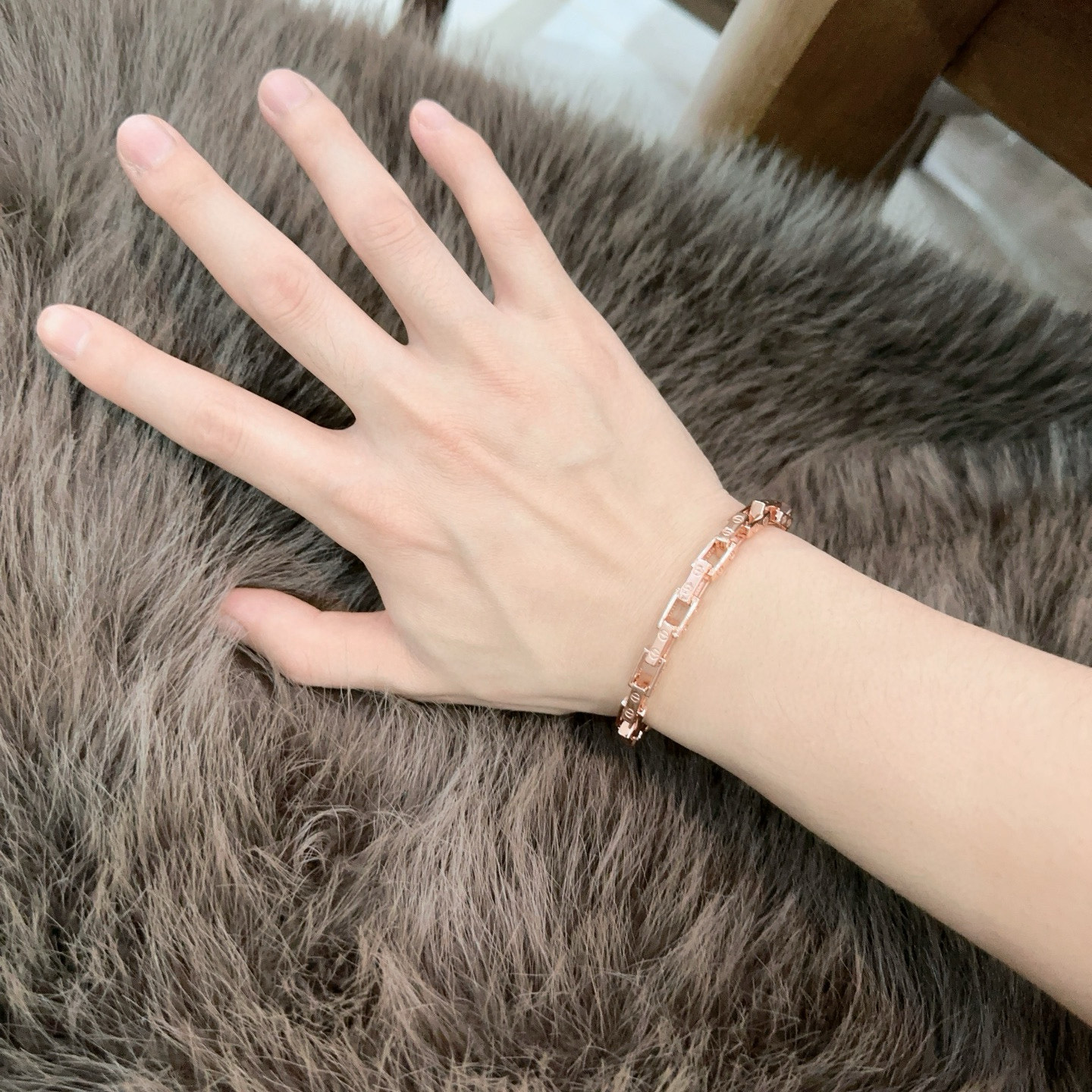    新款卡地亚手链V金材质系列 品相完美，细节无敌，那种独特的色泽完全无可挑剔，再缀以经典指环外形设计