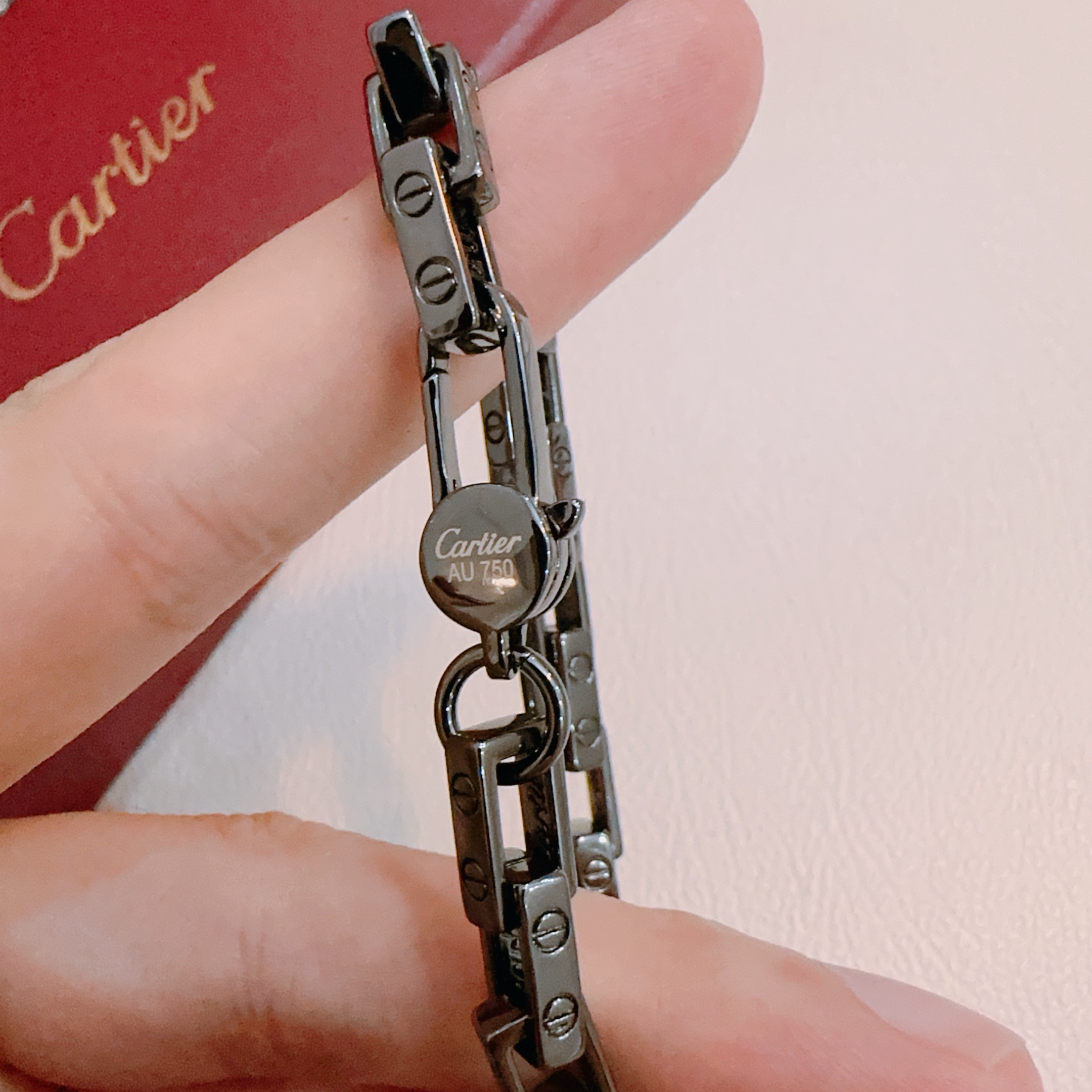    新款卡地亚手链V金材质系列 品相完美，细节无敌，那种独特的色泽完全无可挑剔，再缀以经典指环外形设计