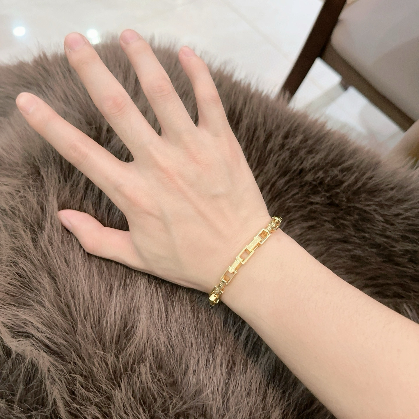    新款卡地亚手链V金材质系列 品相完美，细节无敌，那种独特的色泽完全无可挑剔，再缀以经典指环外形设计