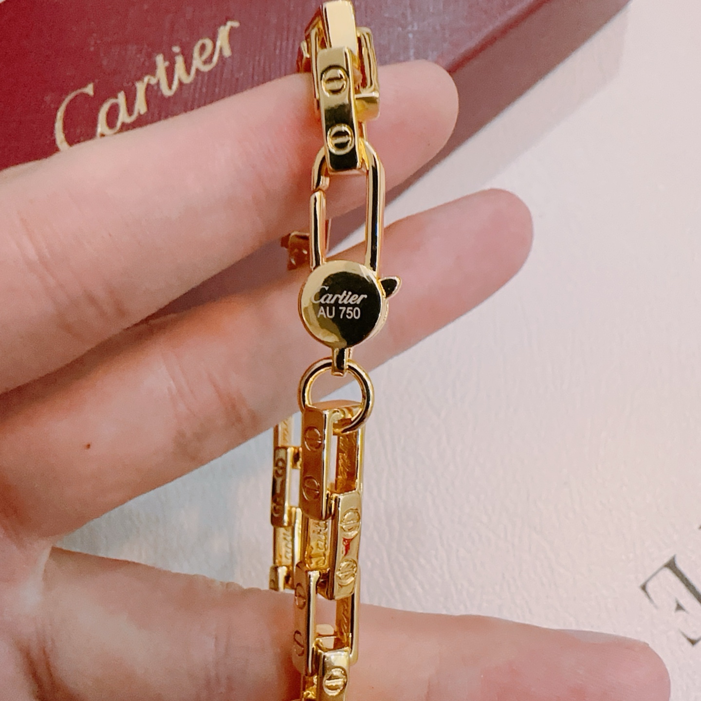    新款卡地亚手链V金材质系列 品相完美，细节无敌，那种独特的色泽完全无可挑剔，再缀以经典指环外形设计