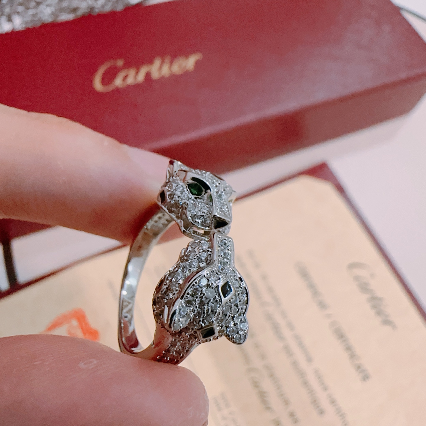 “Cartier V Gold Ring Series: Impeccable Design for Men and Women” - 图片 6