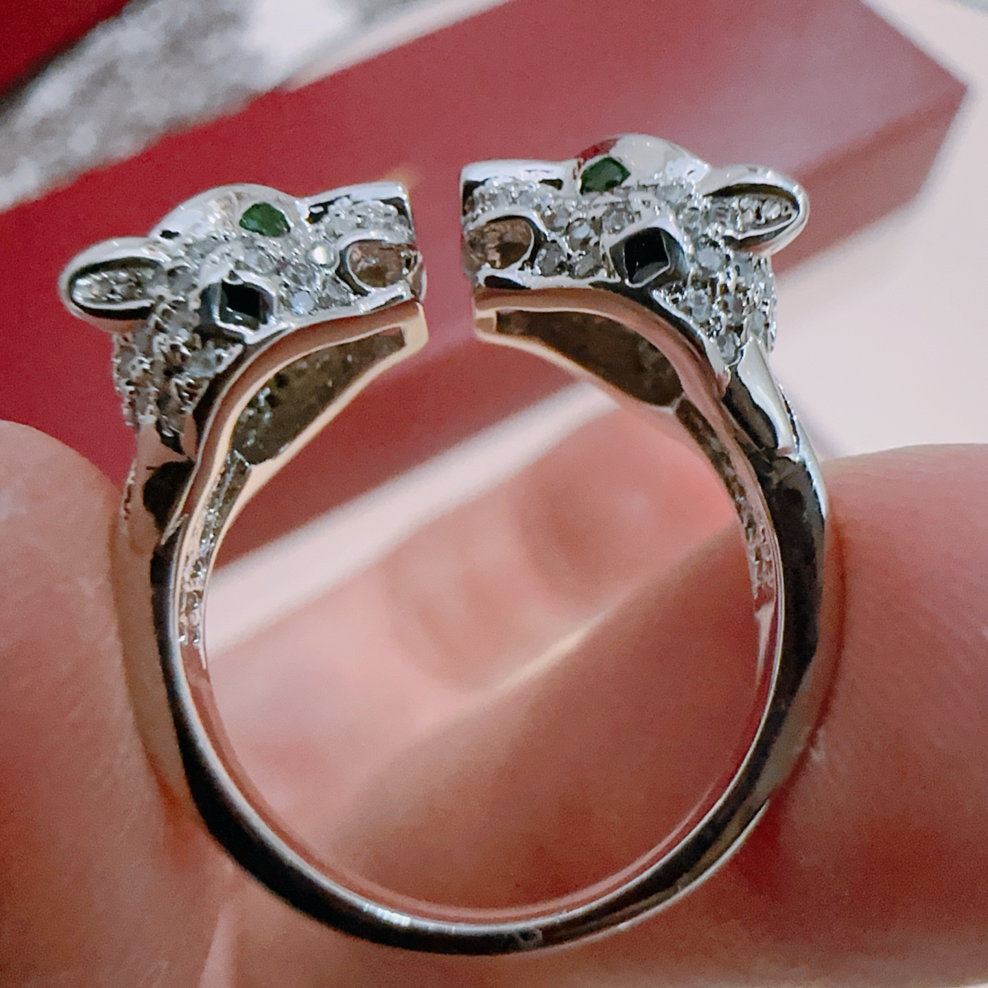 “Cartier V Gold Ring Series: Impeccable Design for Men and Women” - 图片 3