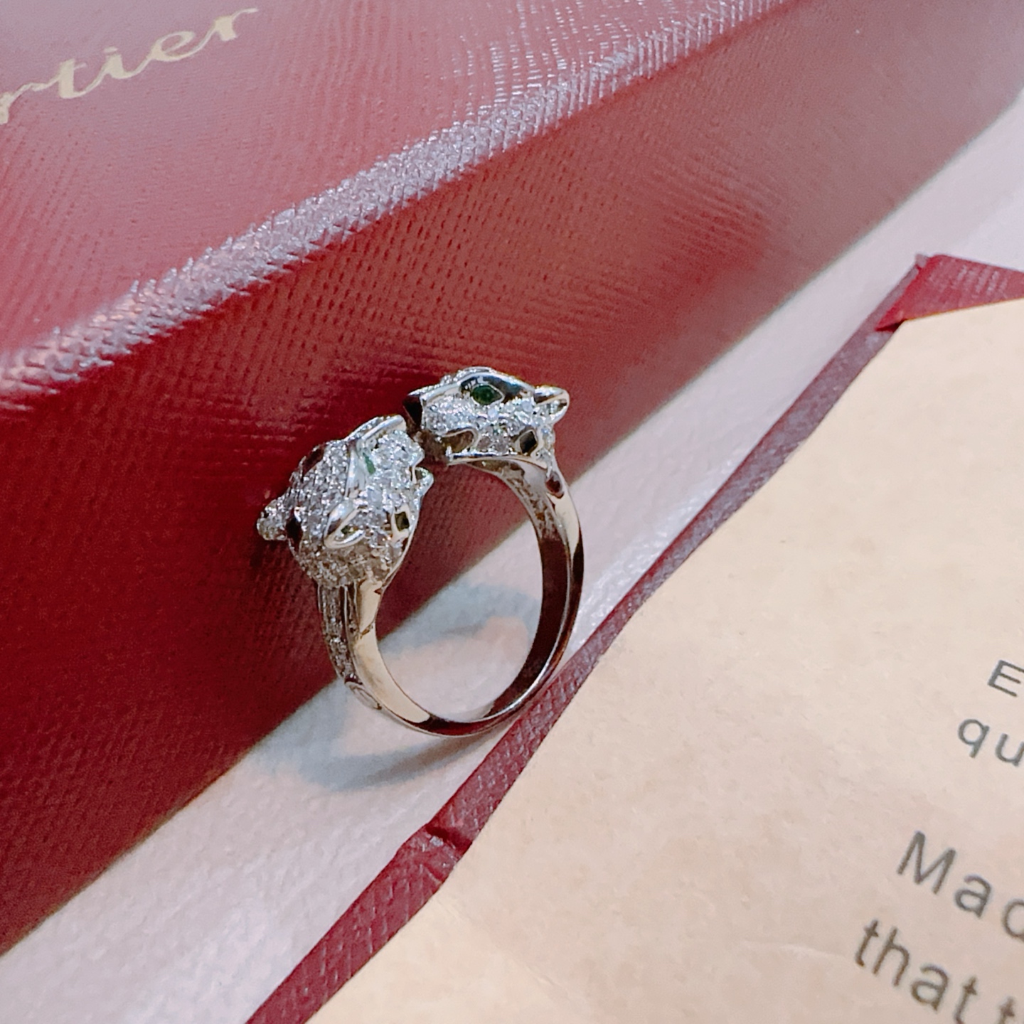 “Cartier V Gold Ring Series: Impeccable Design for Men and Women” - 图片 4