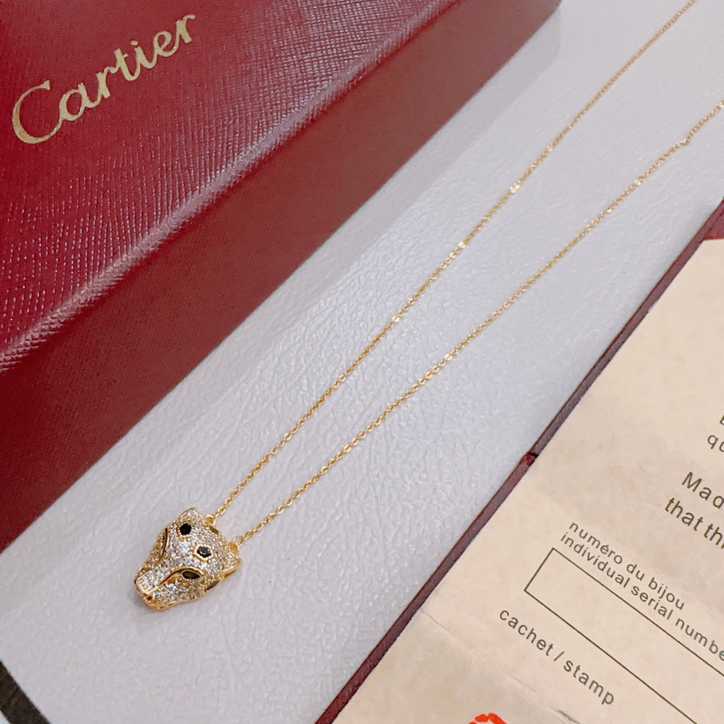 “Cartier V Gold Series Necklace: Elegant Design in Unique Color and Detail” - 图片 5