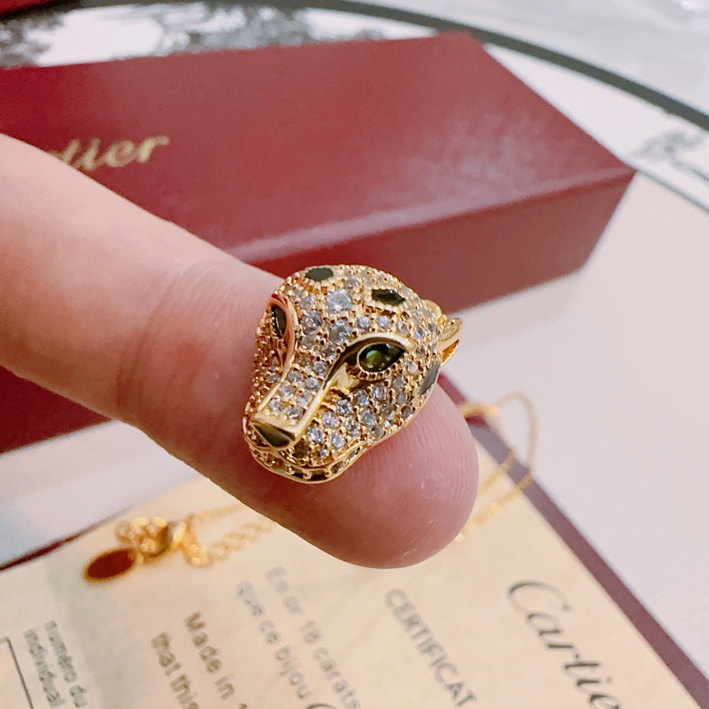 “Cartier V Gold Series Necklace: Elegant Design in Unique Color and Detail” - 图片 3