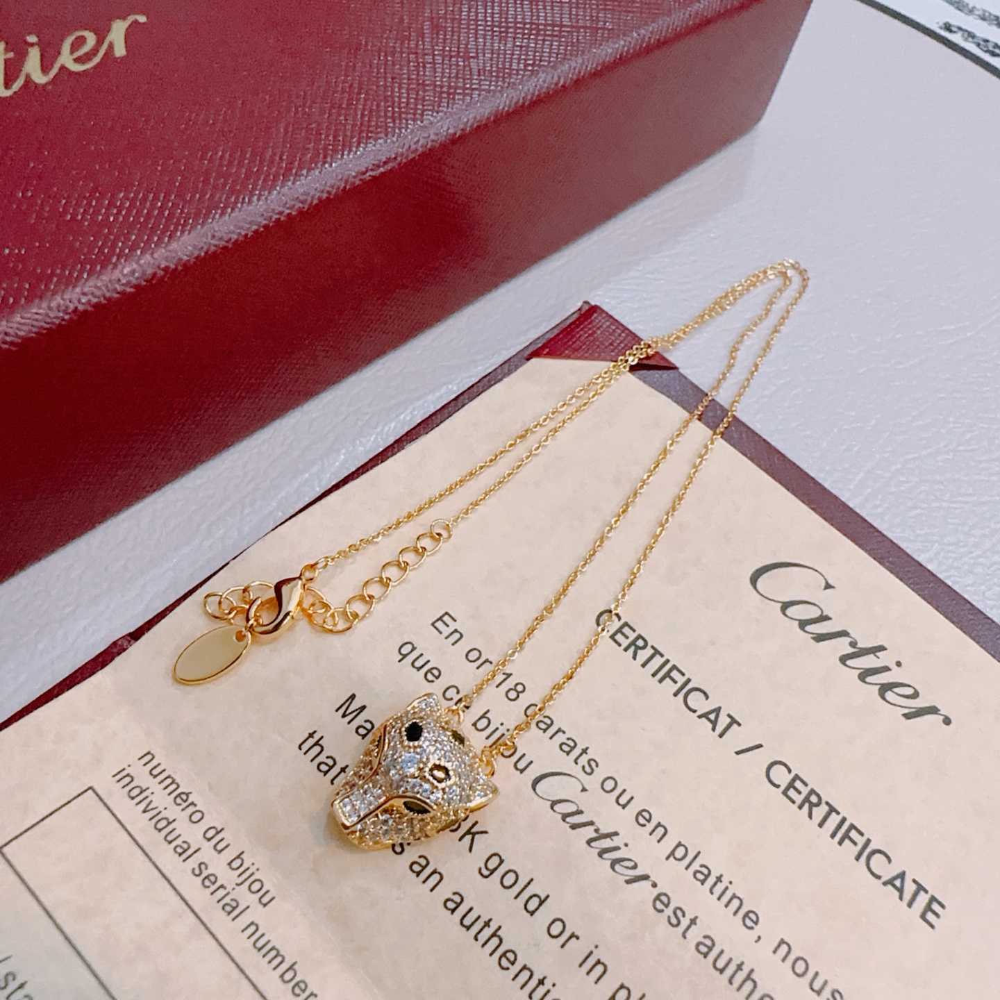“Cartier V Gold Series Necklace: Elegant Design in Unique Color and Detail” - 图片 2
