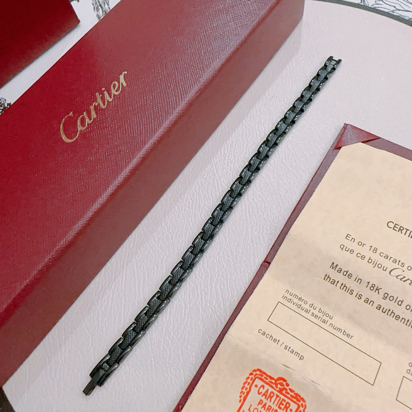   卡地亚手链V金材质系列 品相完美，细节无敌，那种独特的色泽完全无可挑剔，再缀以经典指环外形设计，简约