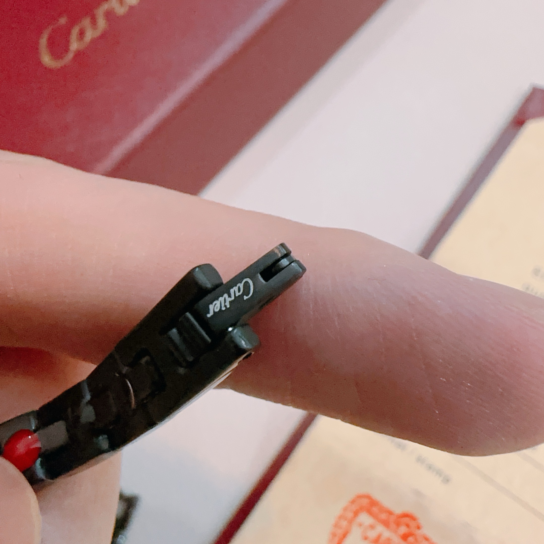   卡地亚手链V金材质系列 品相完美，细节无敌，那种独特的色泽完全无可挑剔，再缀以经典指环外形设计，简约