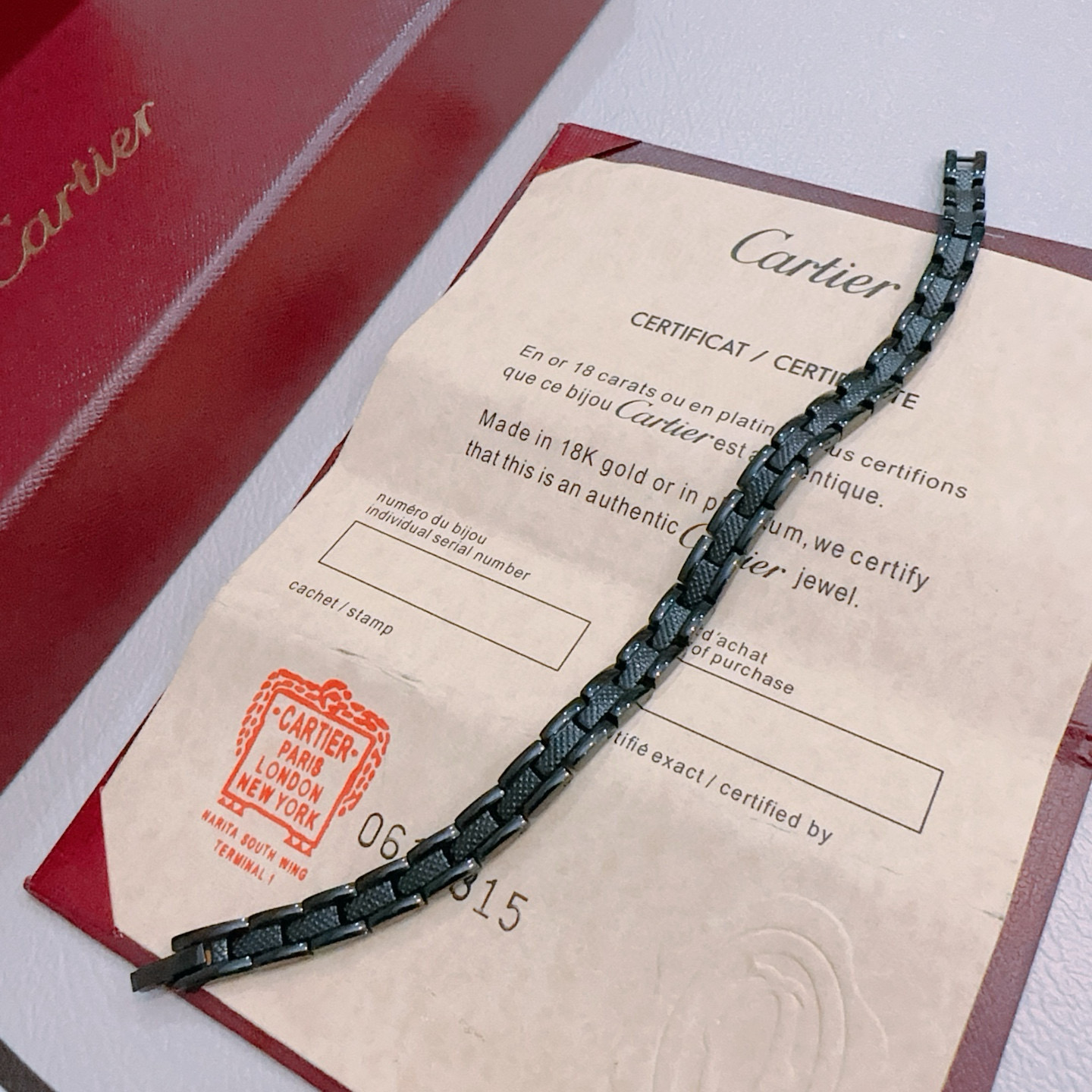  卡地亚手链V金材质系列 品相完美，细节无敌，那种独特的色泽完全无可挑剔，再缀以经典指环外形设计，简约