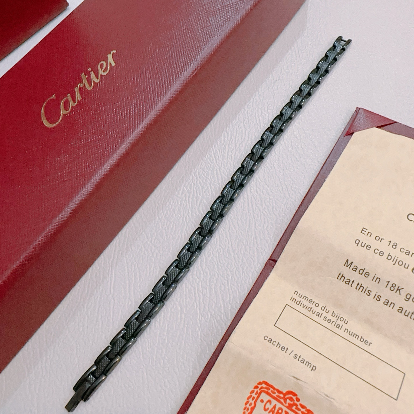   卡地亚手链V金材质系列 品相完美，细节无敌，那种独特的色泽完全无可挑剔，再缀以经典指环外形设计，简约